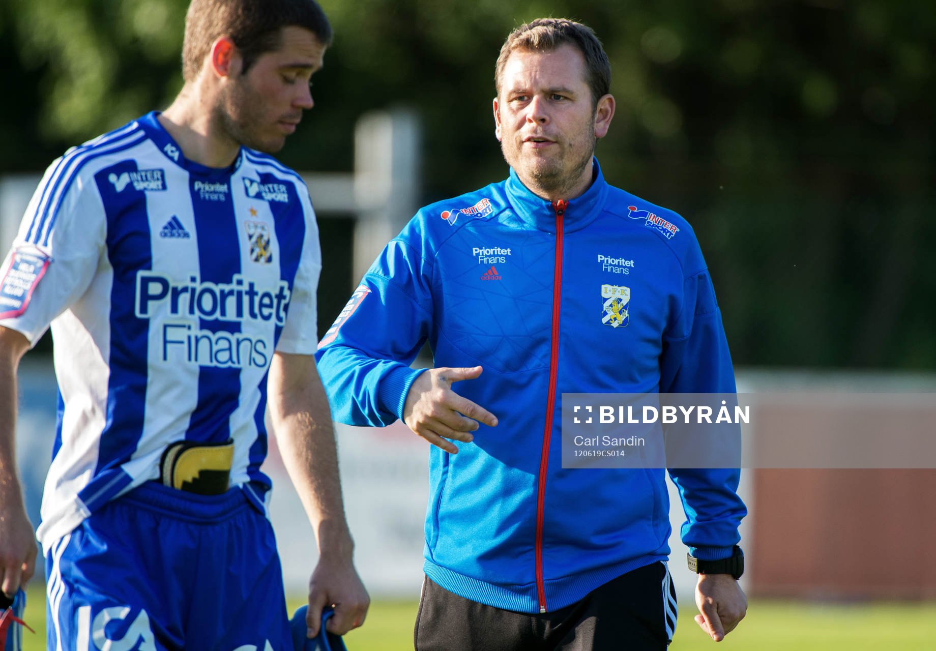 Mikael Stahre, tränare IFK Göteborg, pratar med Emil