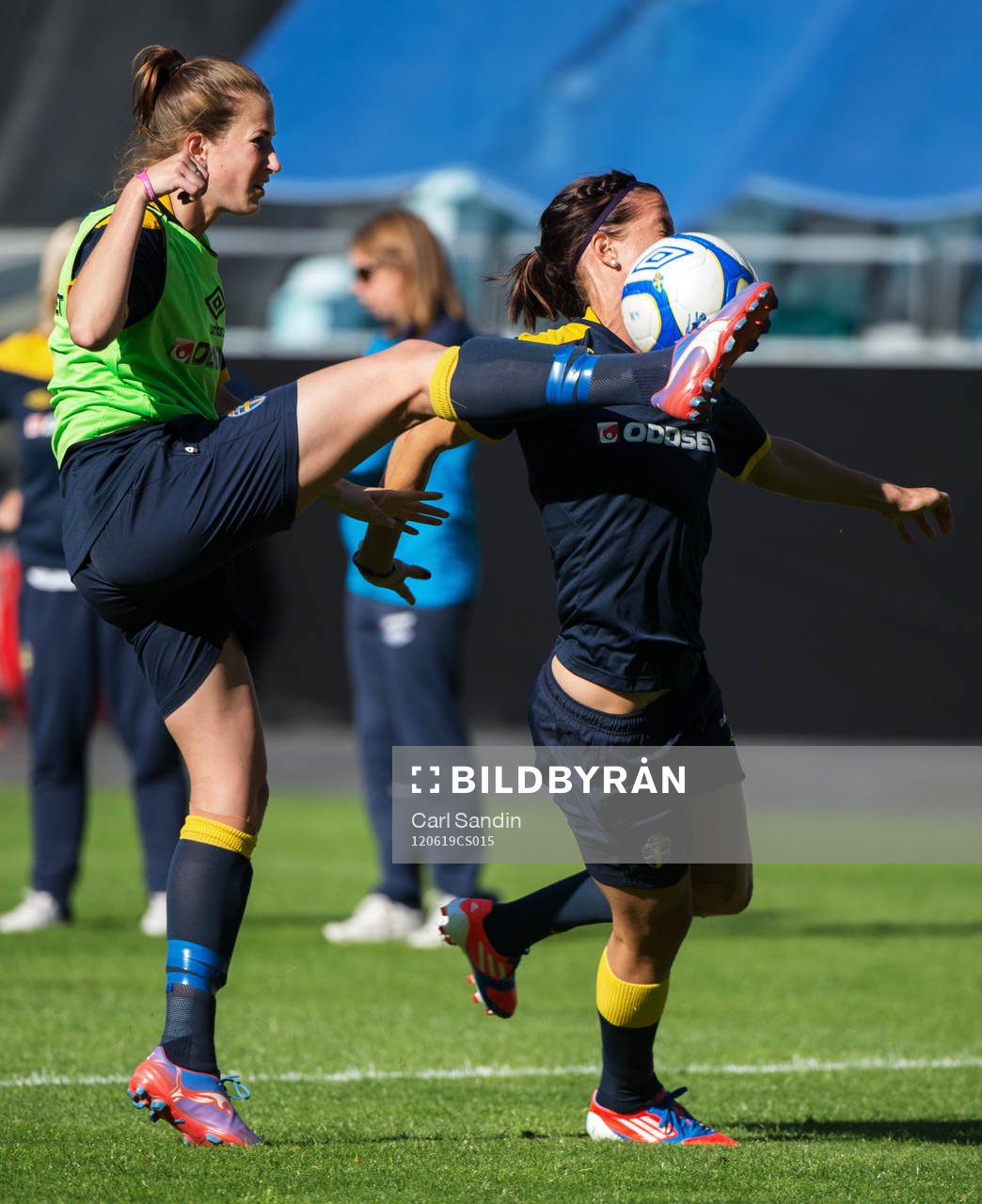 Emma Berglund, hög spark mot Lotta Schelin, Sverige