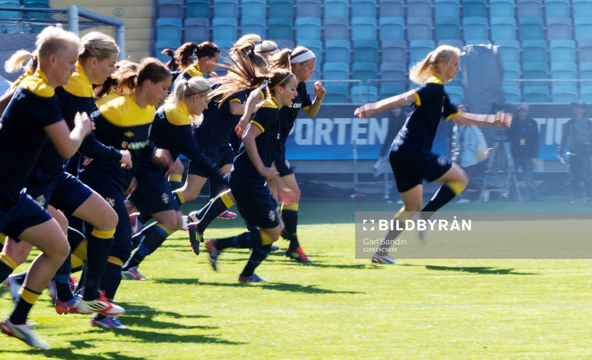 Kosovare Asllani och resten av laget värmer upp