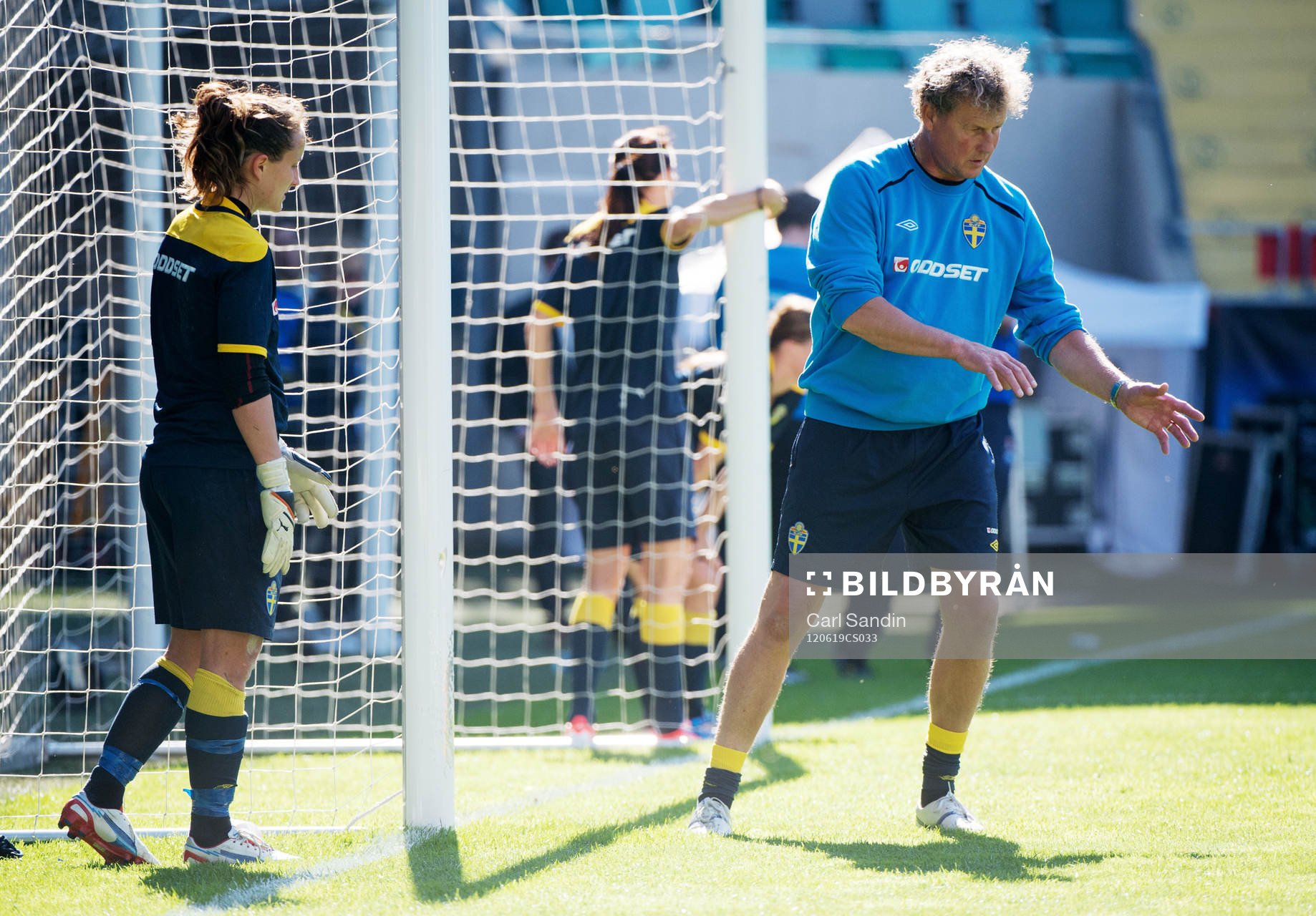 Mikael Olsson, målvaktstränare instruerar Sofia Lundgren,