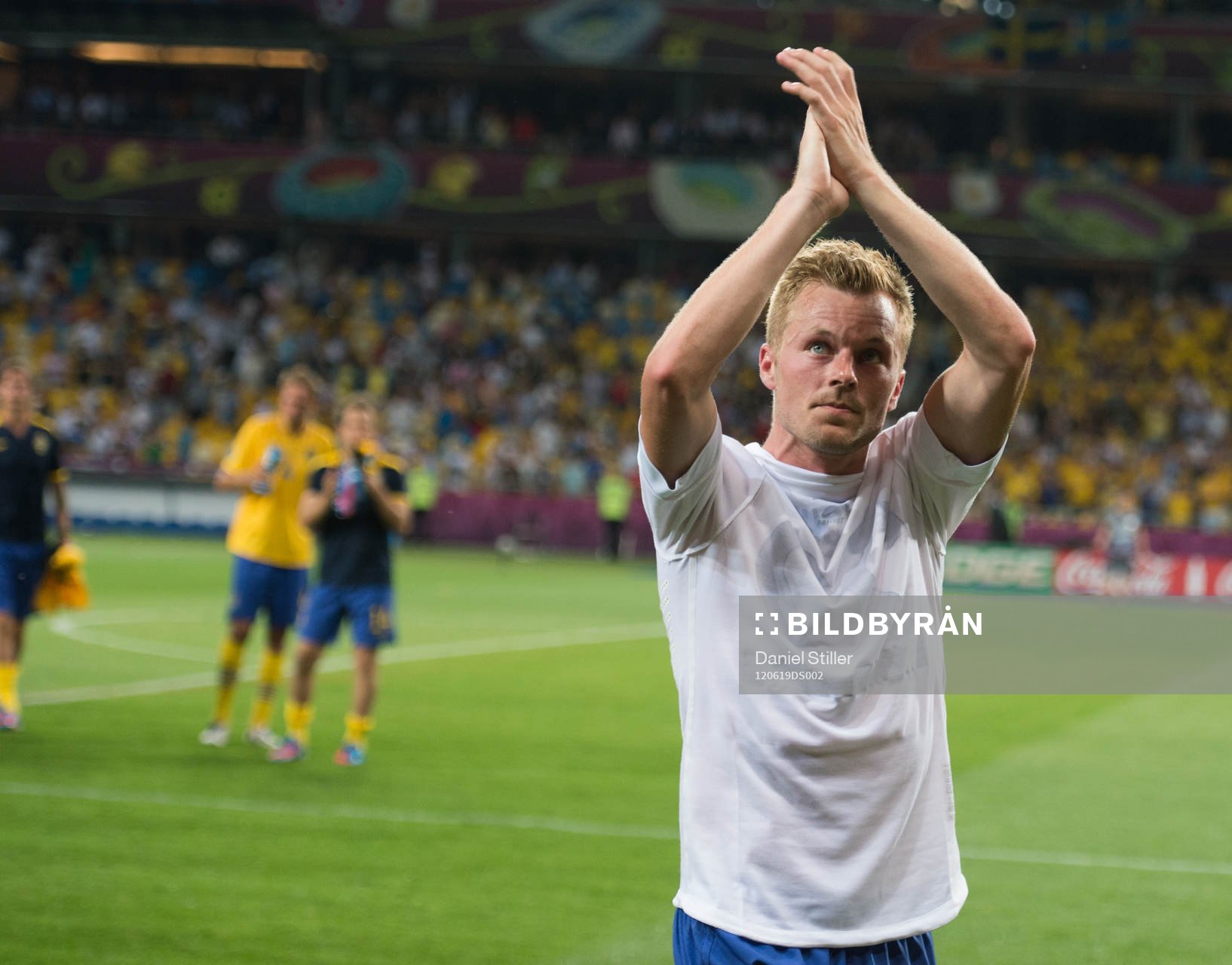  Sebastian Larsson, Sverige, tackar publiken efter matchen