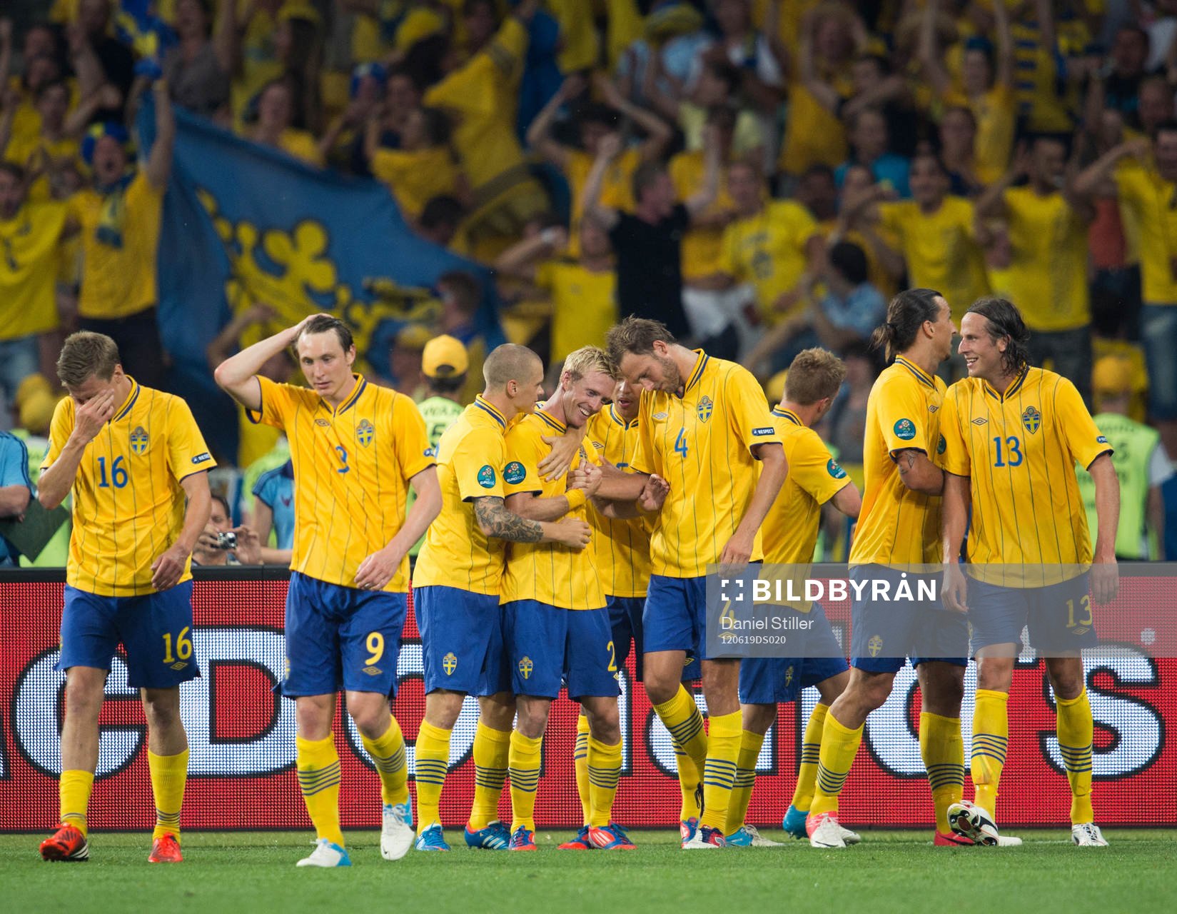 Sebastian Larsson, Sverige, gör 2-0, jubel