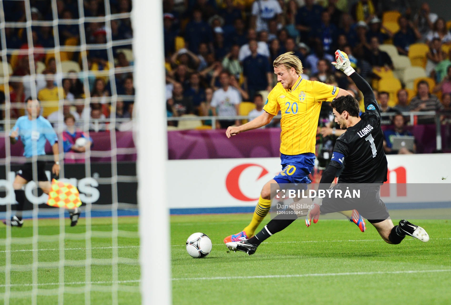 Ola Toivonen, Sverige, kommer fri mot Hugo Lloris,