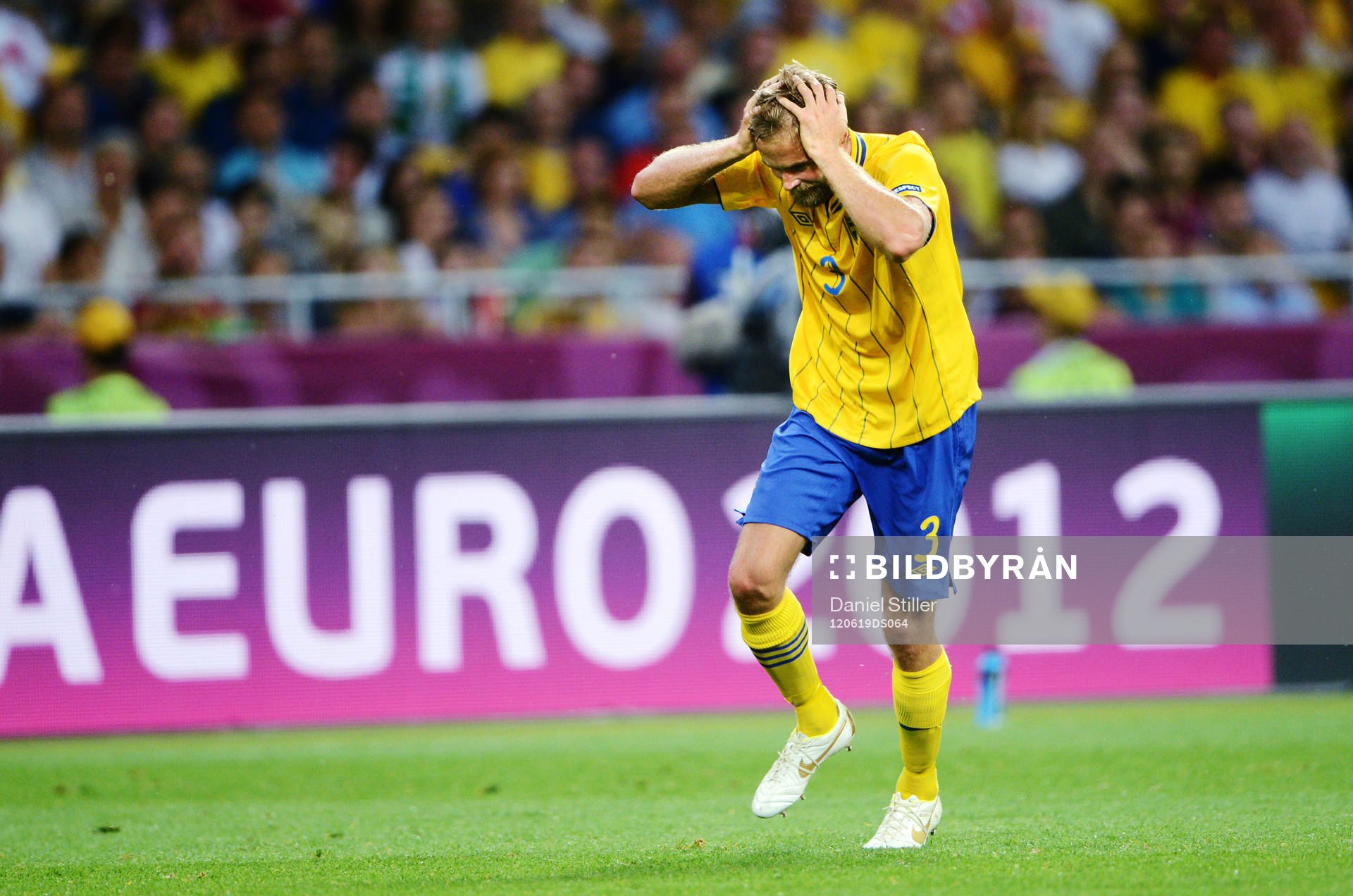 Olof Mellberg, Sverige, visar frustration. Depp