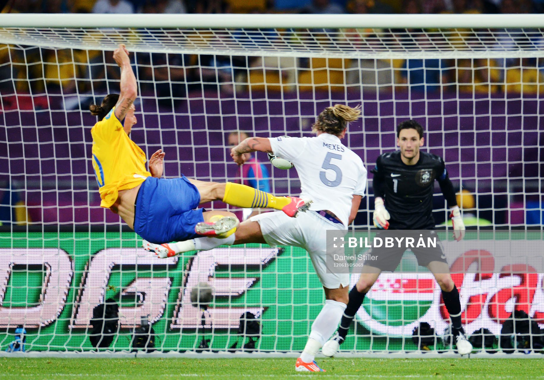 Zlatan Ibrahimovic, Sverige, skjuter in 1-0. Philippe Mexes
