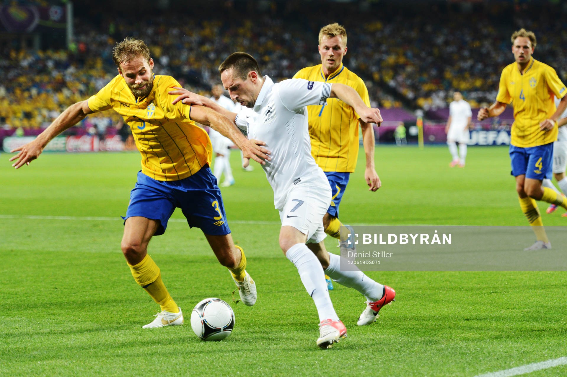 Olof Mellberg, Sverige, håller undan Franck Ribery,