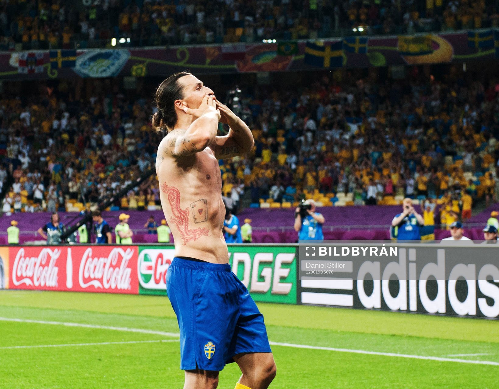 Zlatan Ibrahimovic, Sverige, riktar en slängkyss mot de
