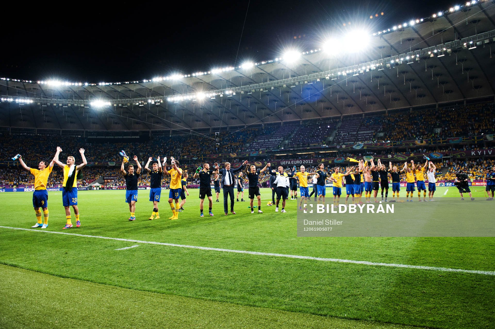 De svenska spelarna tackar fansen