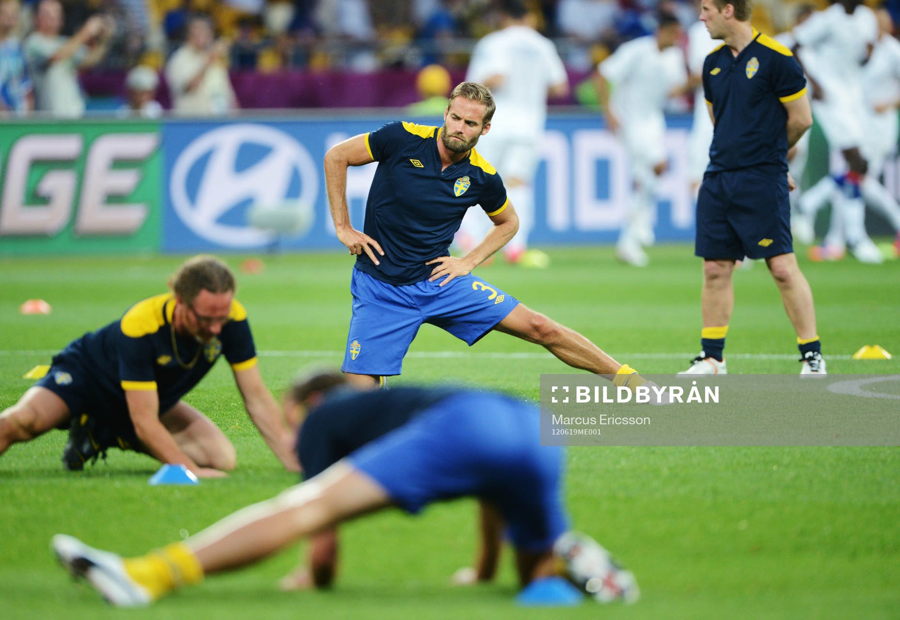 Olof Mellberg, Sverige, värmer upp