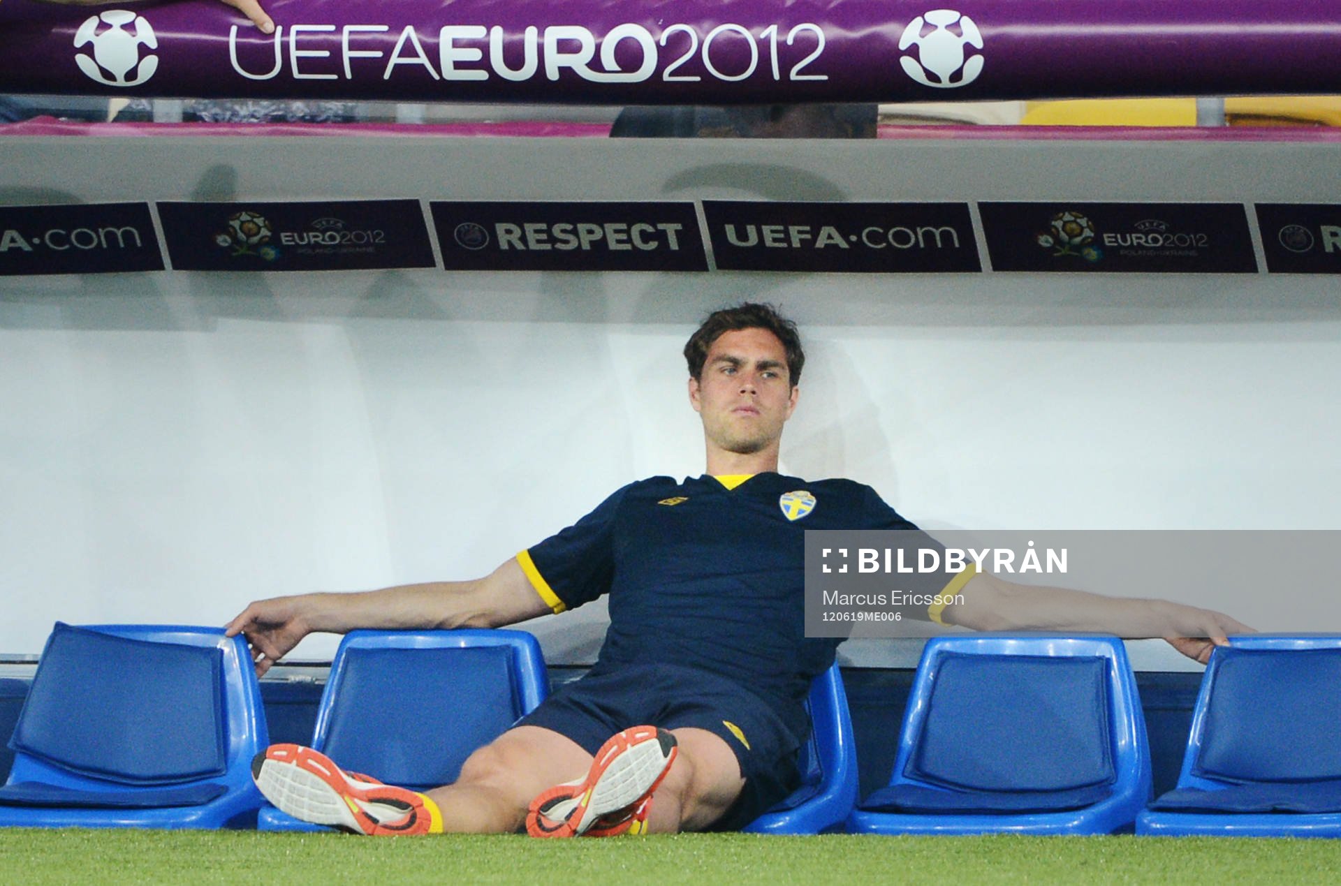 Johan Elmander, Sverige, sitter på bänken