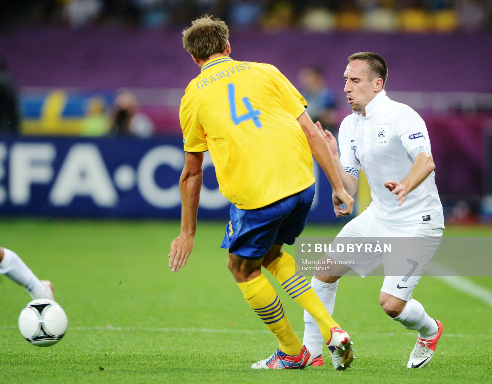 Andreas Granqvist, Sverige, blir lurad av Franck Ribery,