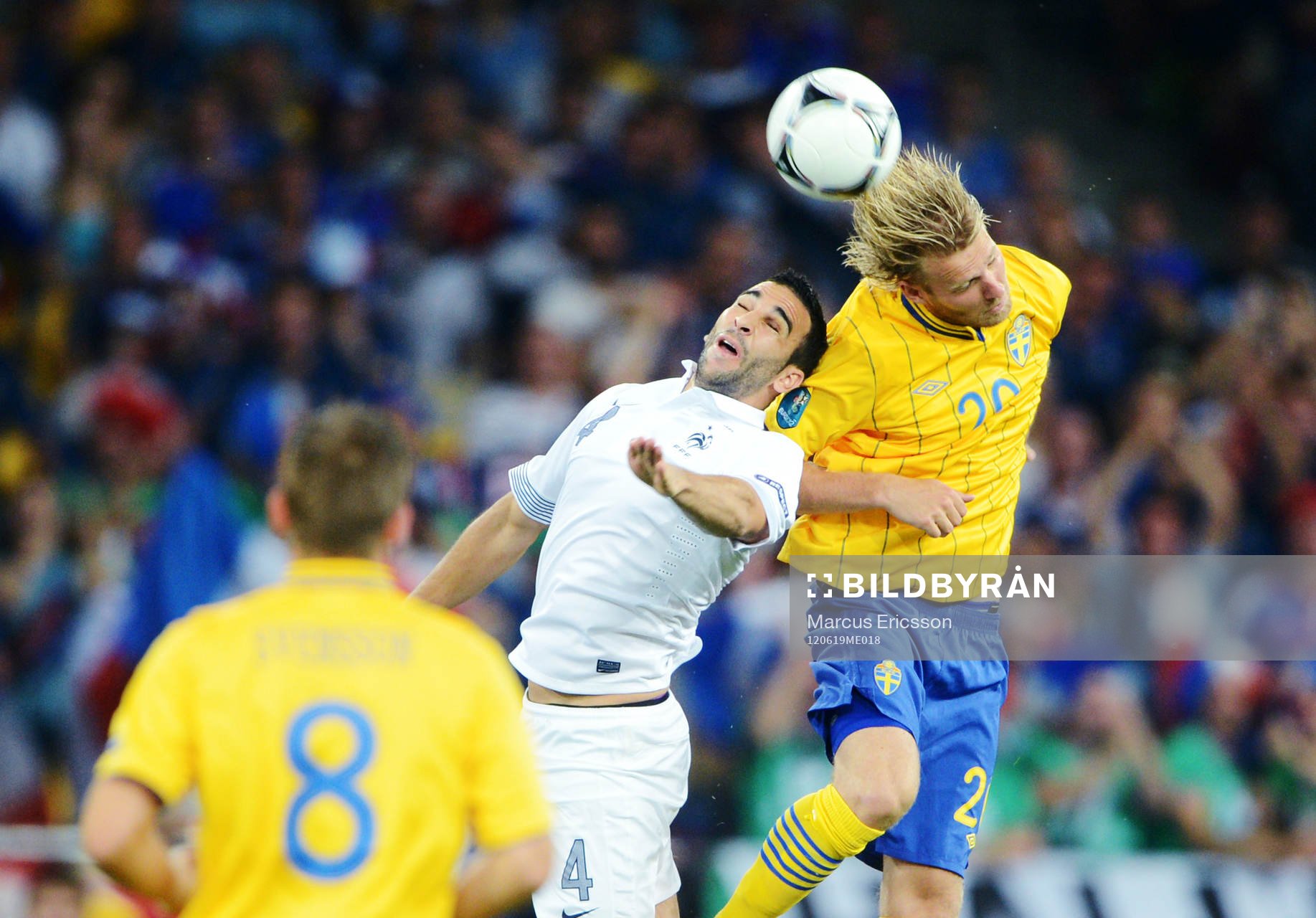 Adil Rami, Frankrike, i en luftduell med Ola Toivonen,