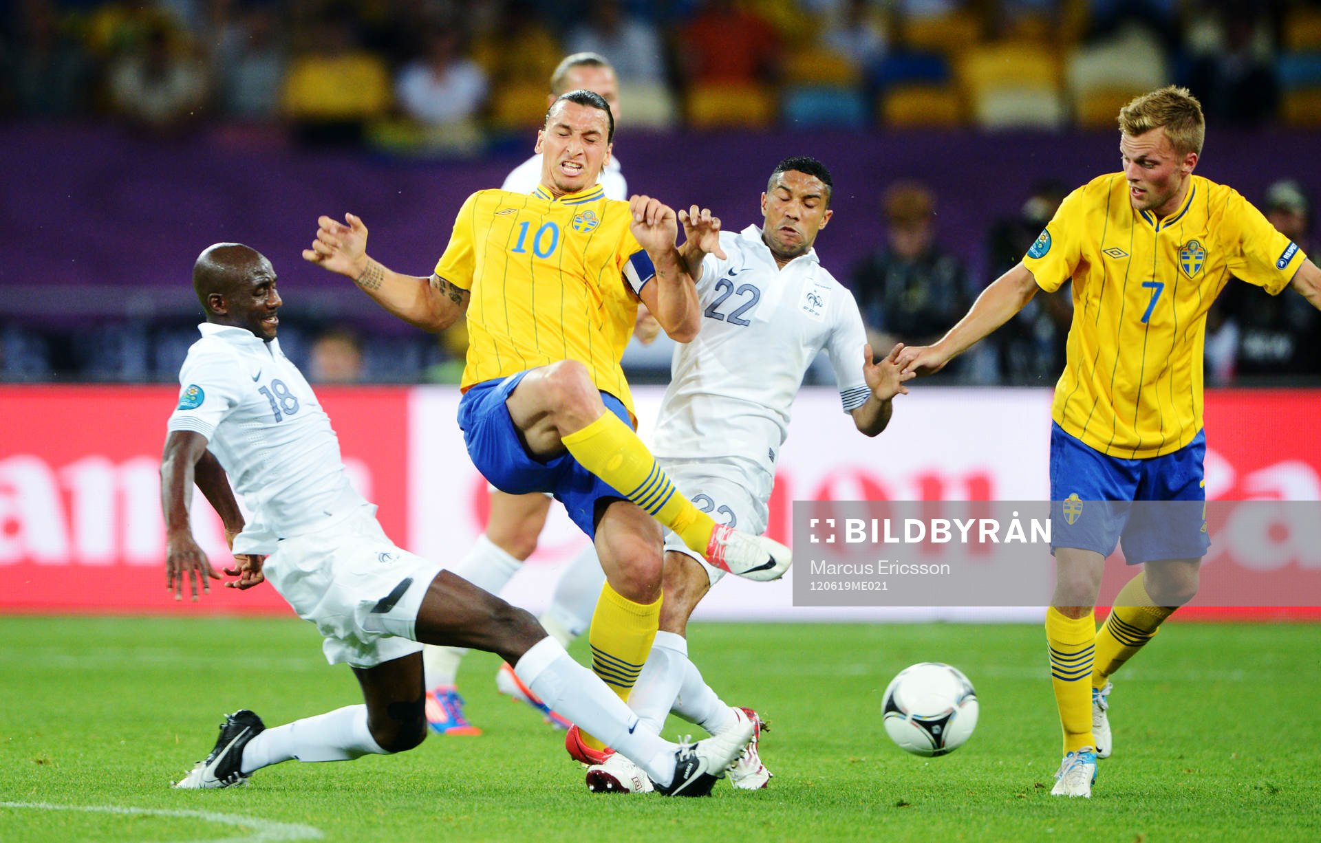Alou Diarra och Gaël Clichy, Frankrike, tacklar Zlatan