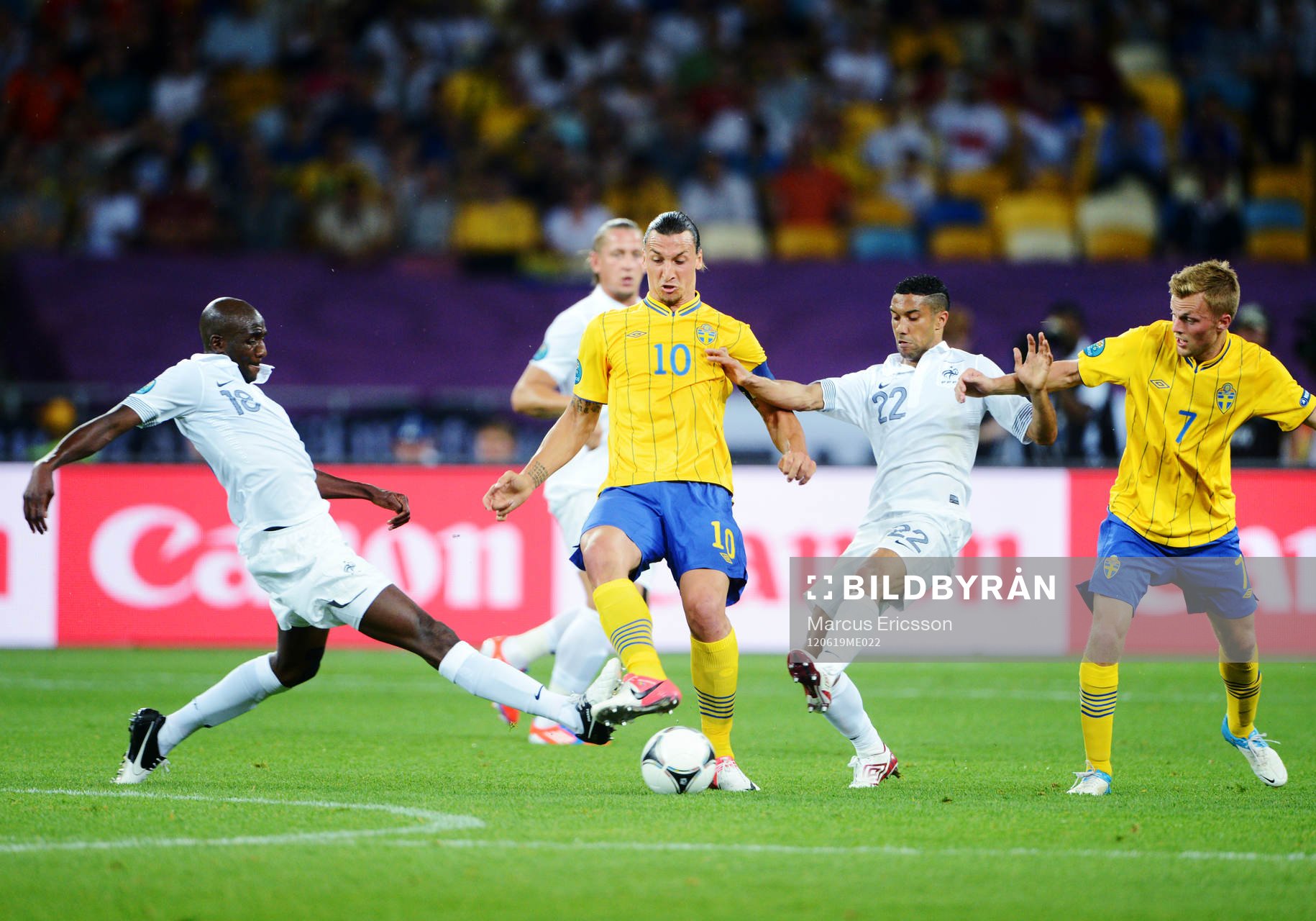 Alou Diarra och Gaël Clichy, Frankrike, tacklar Zlatan