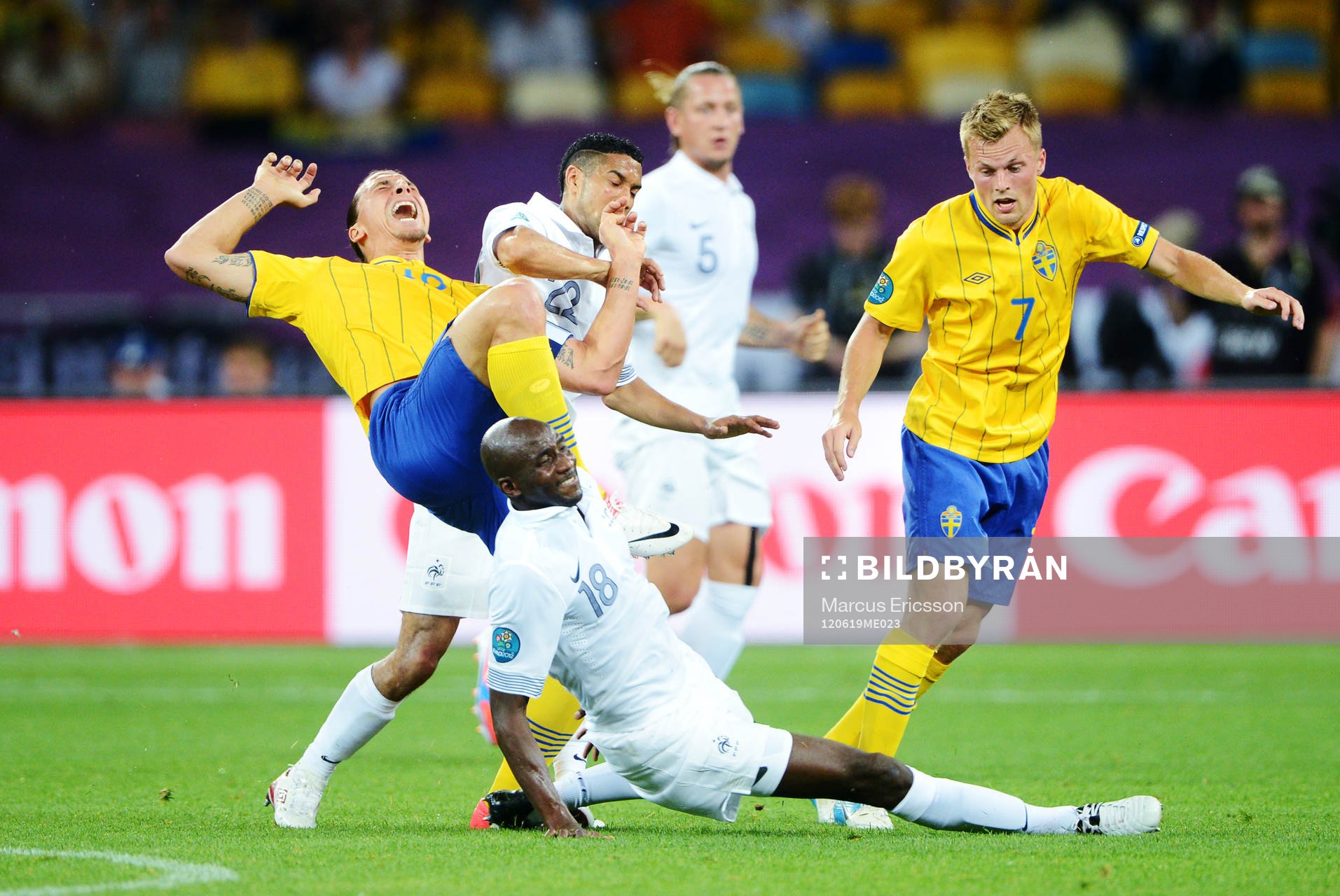 Alou Diarra och Gaël Clichy, Frankrike, tacklar Zlatan