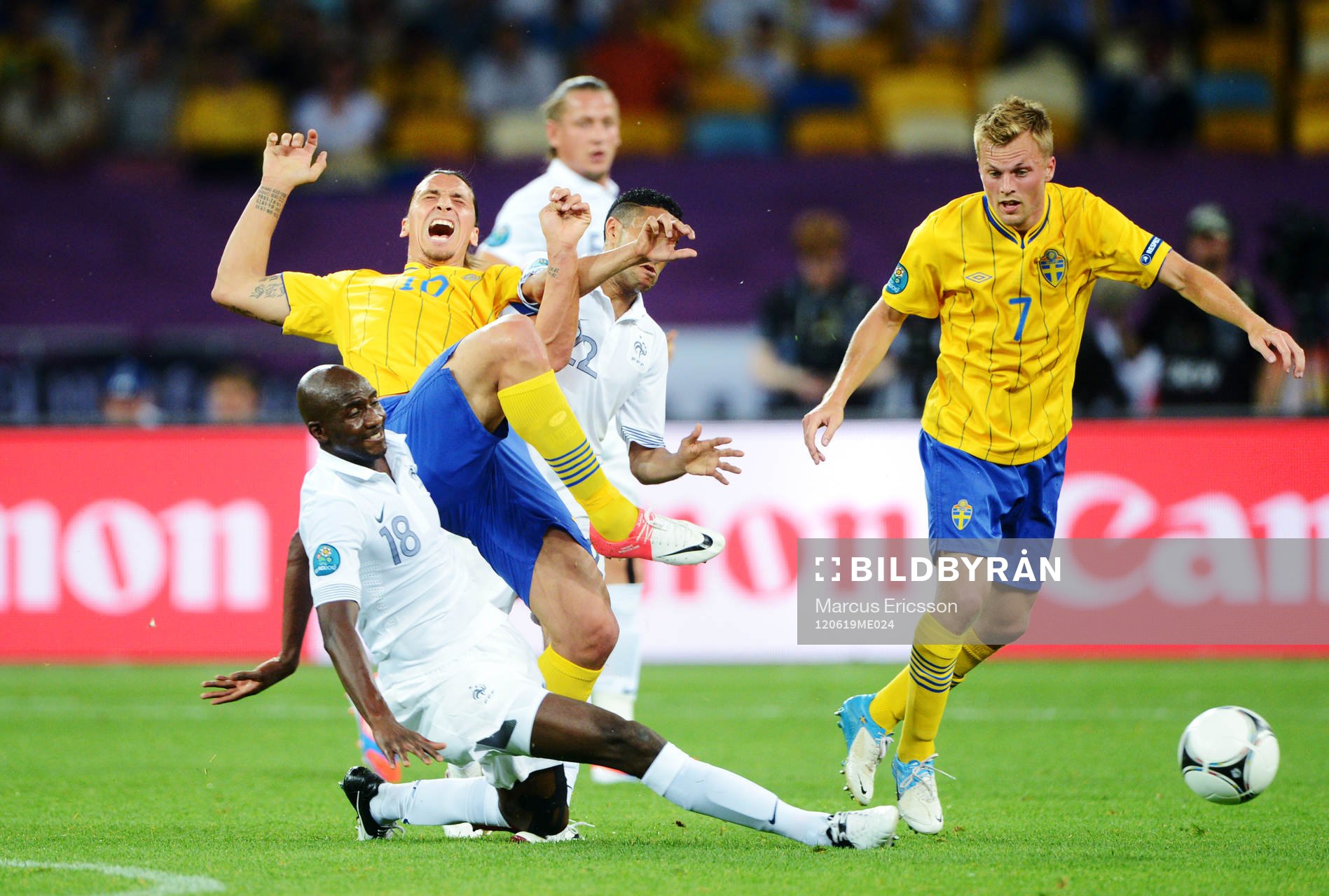 Alou Diarra och Gaël Clichy, Frankrike, tacklar Zlatan