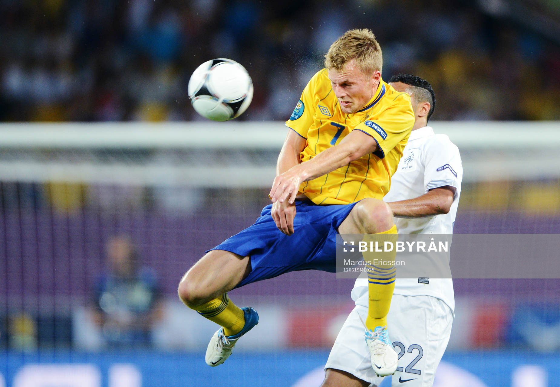 Sebastian Larsson, Sverige, vinner en luftduell