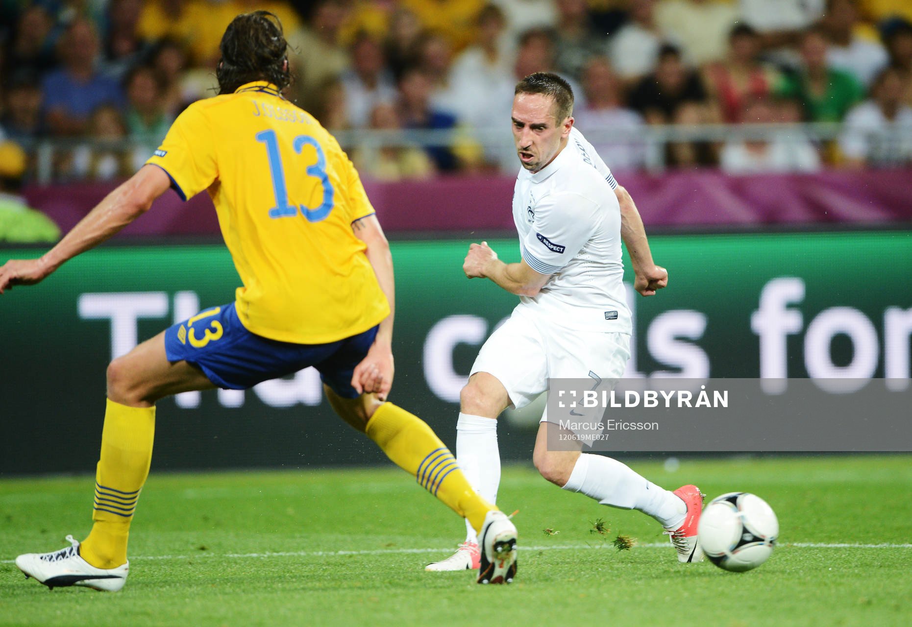 Jonas Olsson, Sverige, utmanas av Franck Ribery, Frankrike