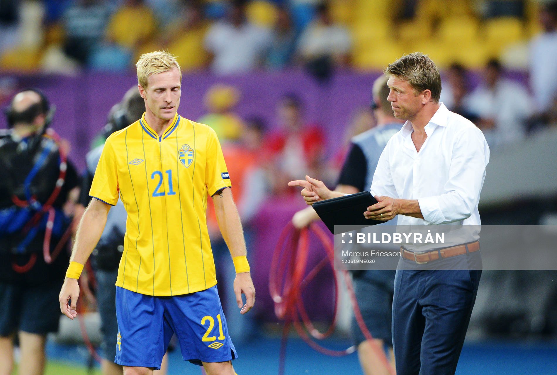 Christian Wilhelmsson, Sverige, får instruktioner av