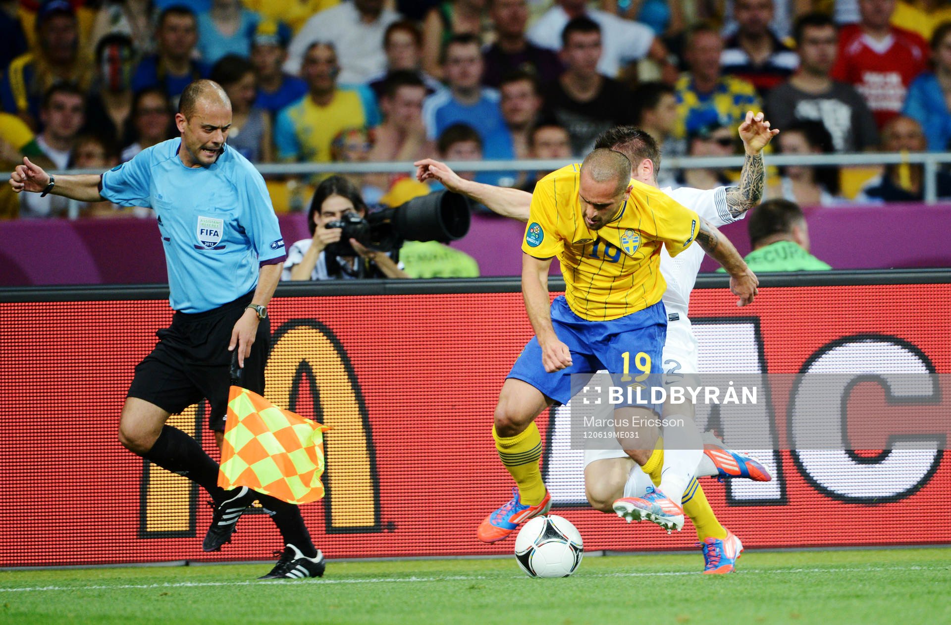 Emir Bajrami, Sverige, kämpar mot Gaël Clichy, Frankrike