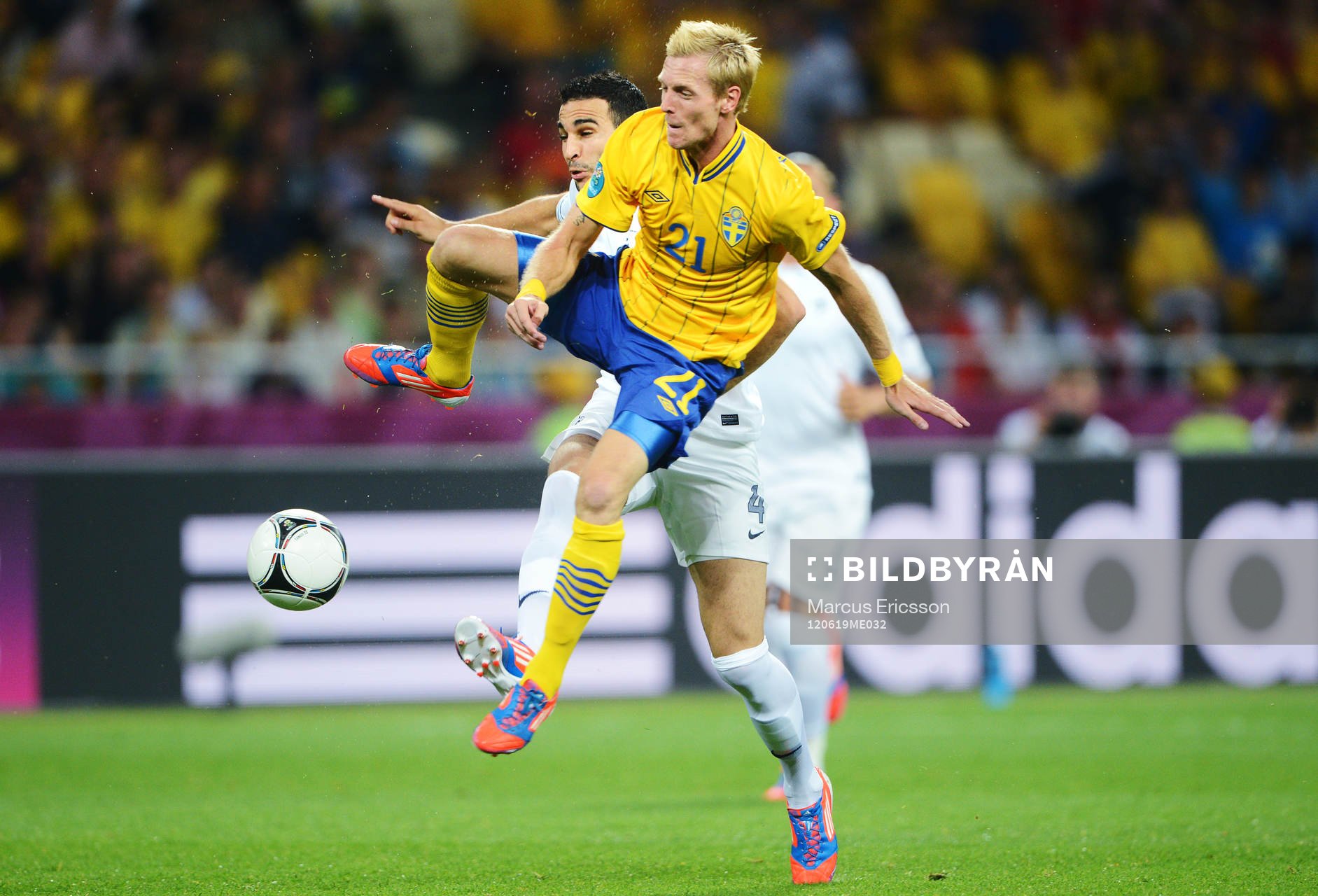 Christian Wilhelmsson, Sverige, i en duell med Adil Rami,
