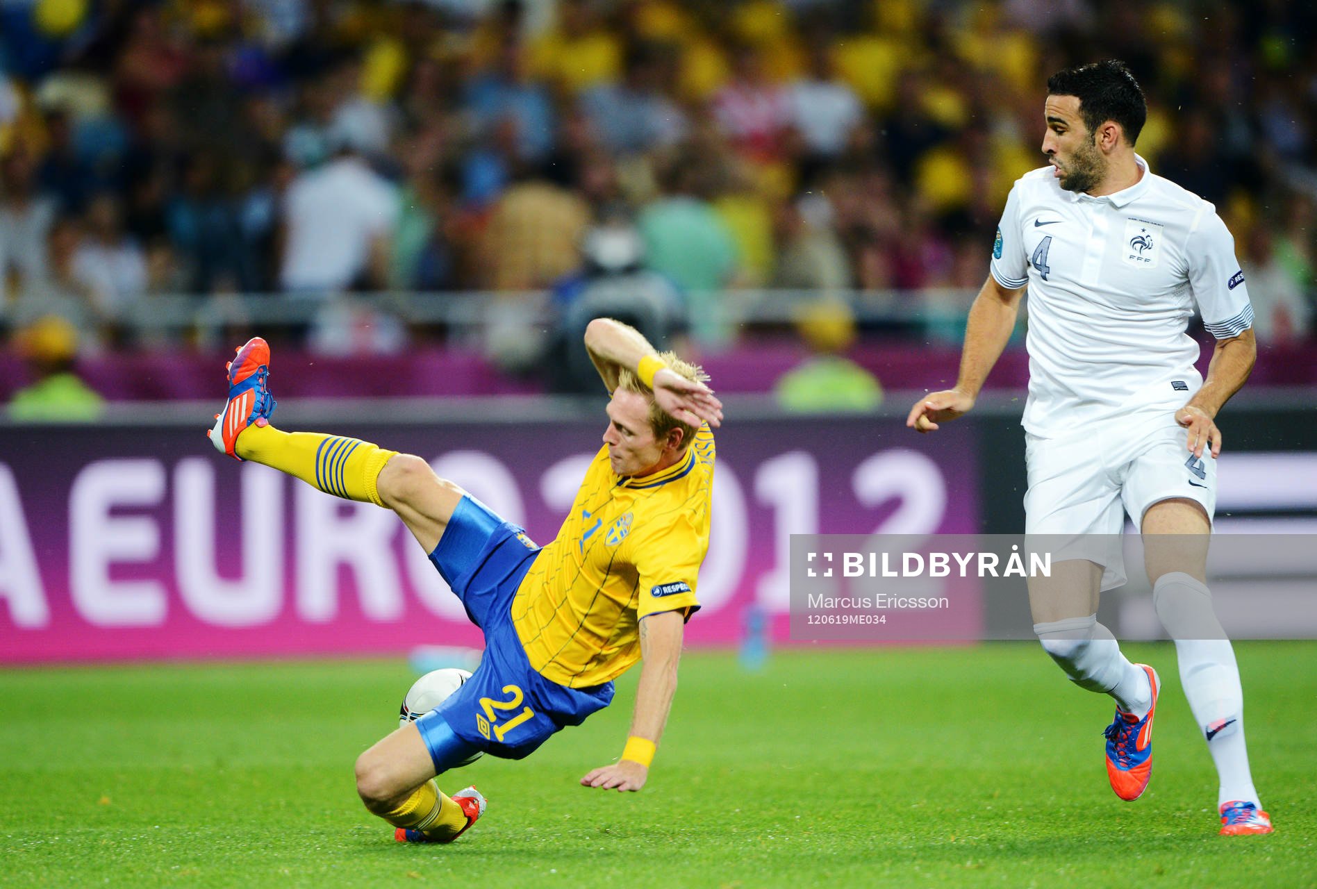 Christian Wilhelmsson, Sverige, i en duell med Adil Rami,