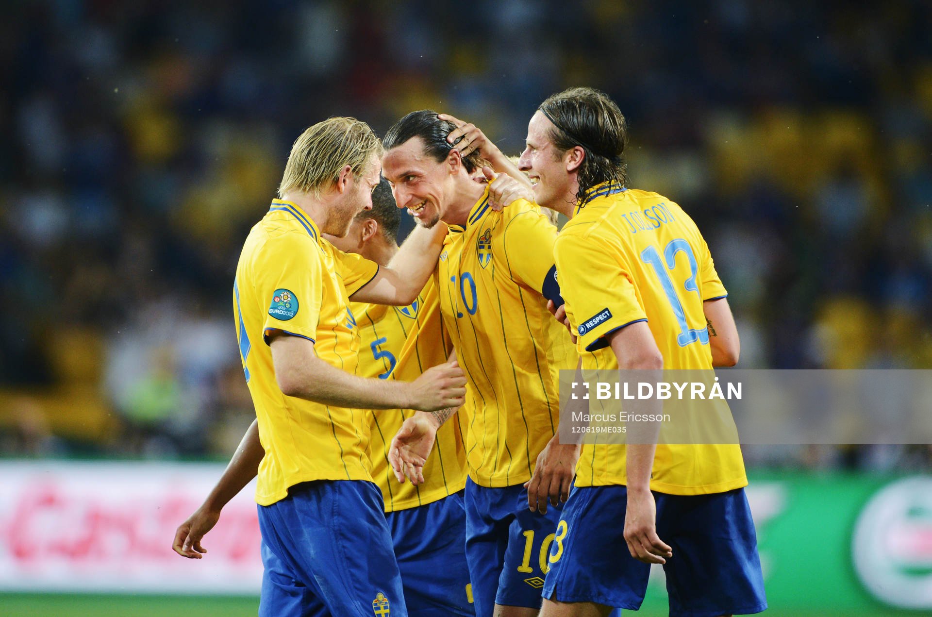 Ola Toivonen och Jonas Olsson gratulerar Zlatan