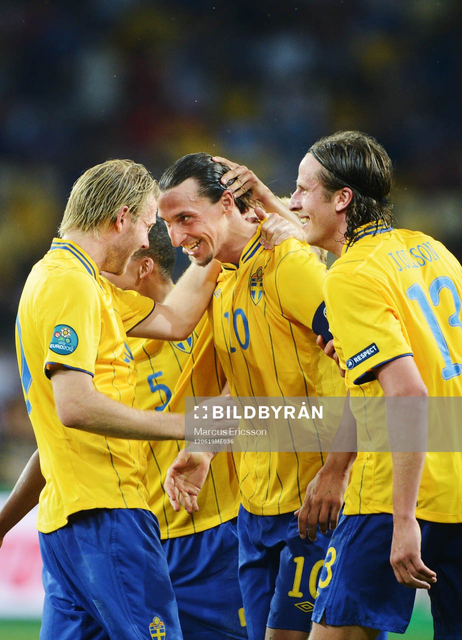 Ola Toivonen och Jonas Olsson gratulerar Zlatan