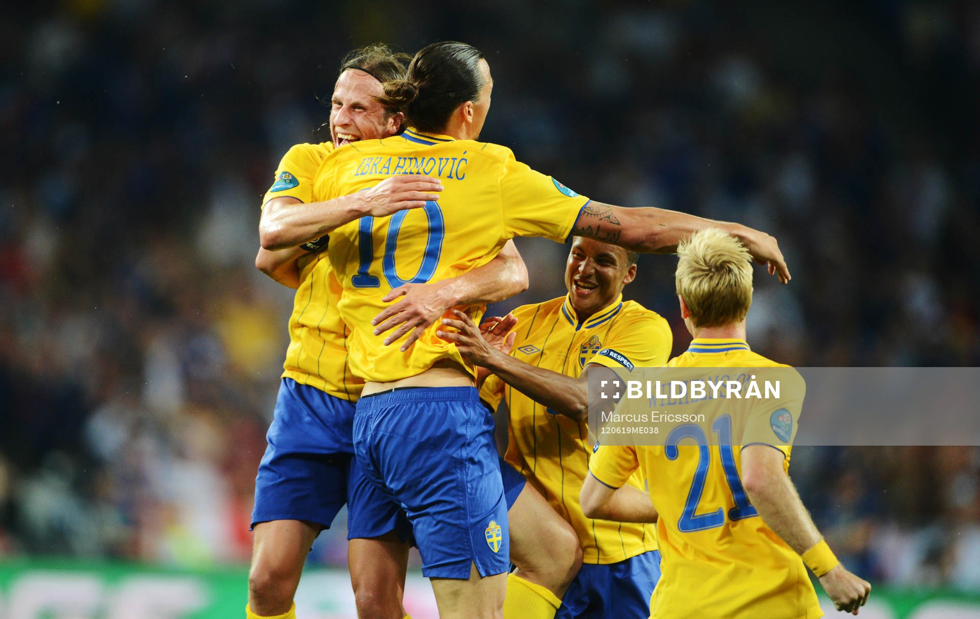 Jonas Olsson slänger sig mot Zlatan Ibrahimovic, Sverige,