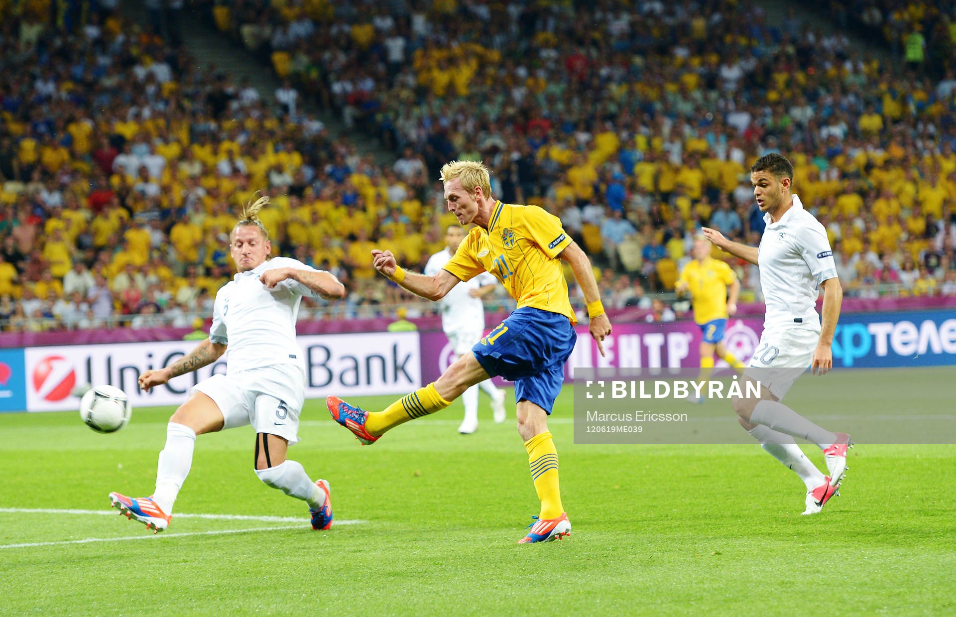 Christian Wilhelmsson, Sverige, skjuter mot mål