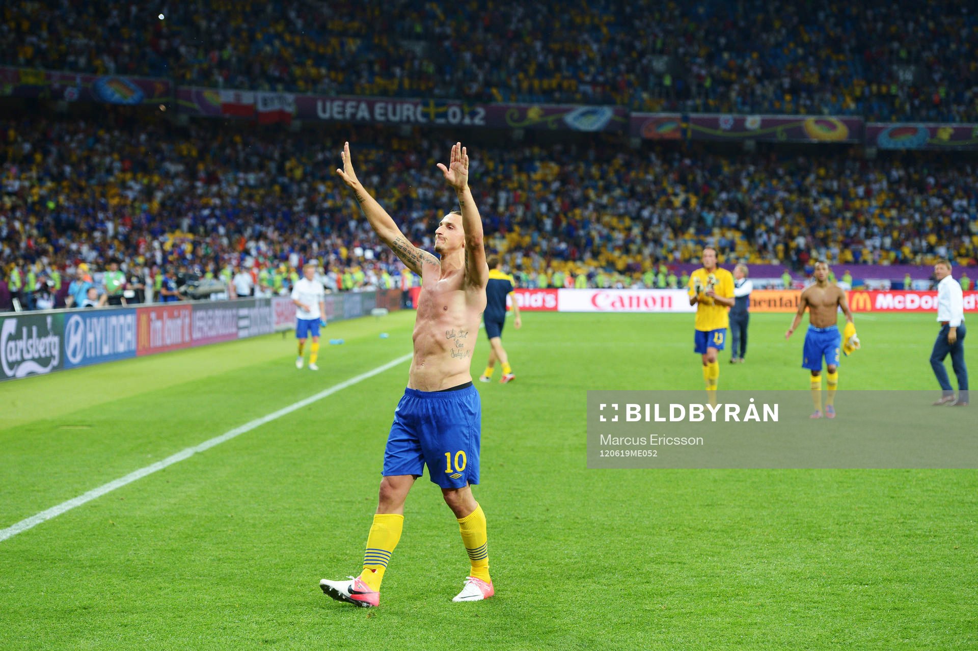 Zlatan Ibrahimovic, Sverige, jublar mot de svenska fansen