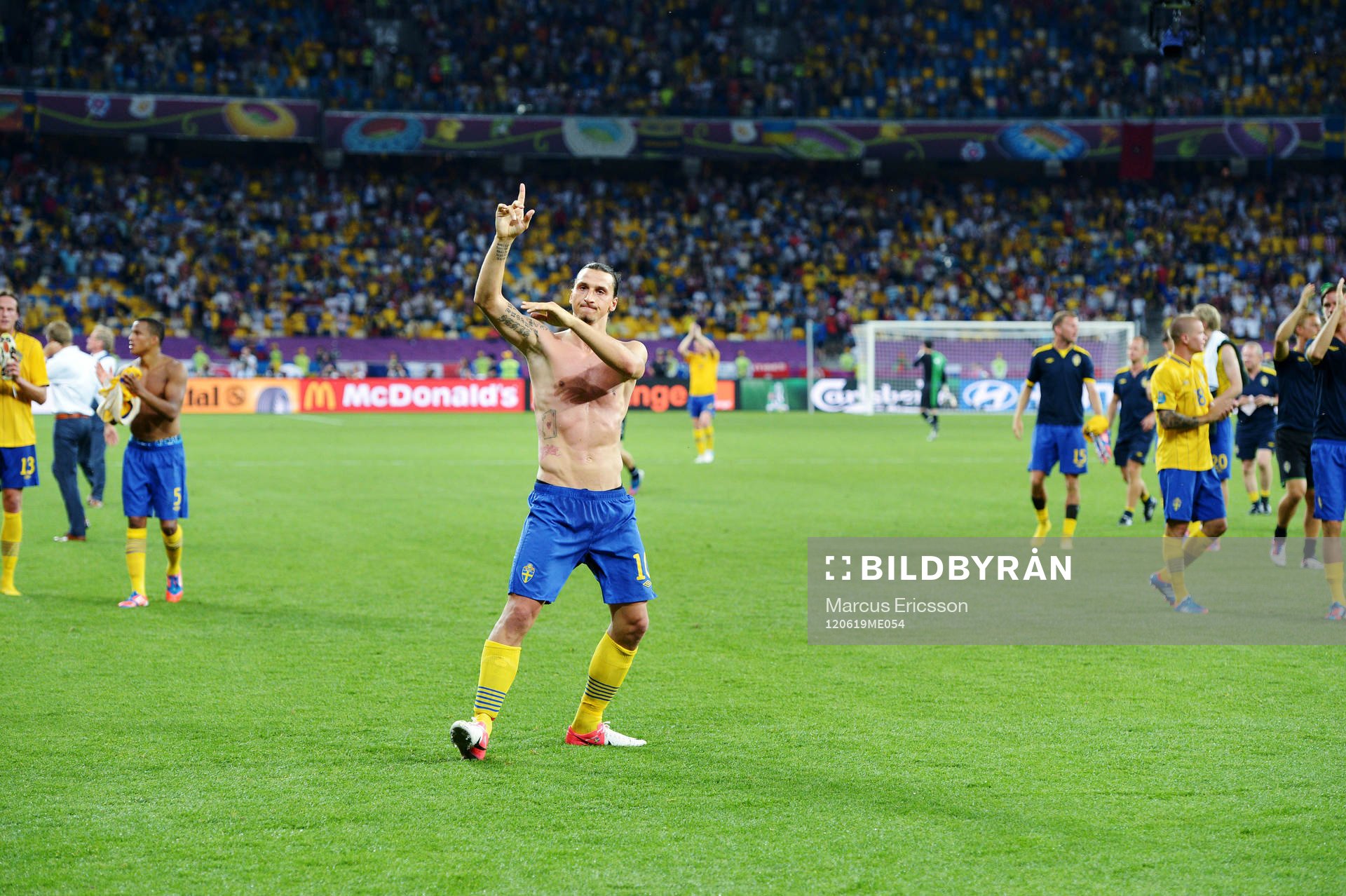 Zlatan Ibrahimovic, Sverige, jublar mot de svenska fansen