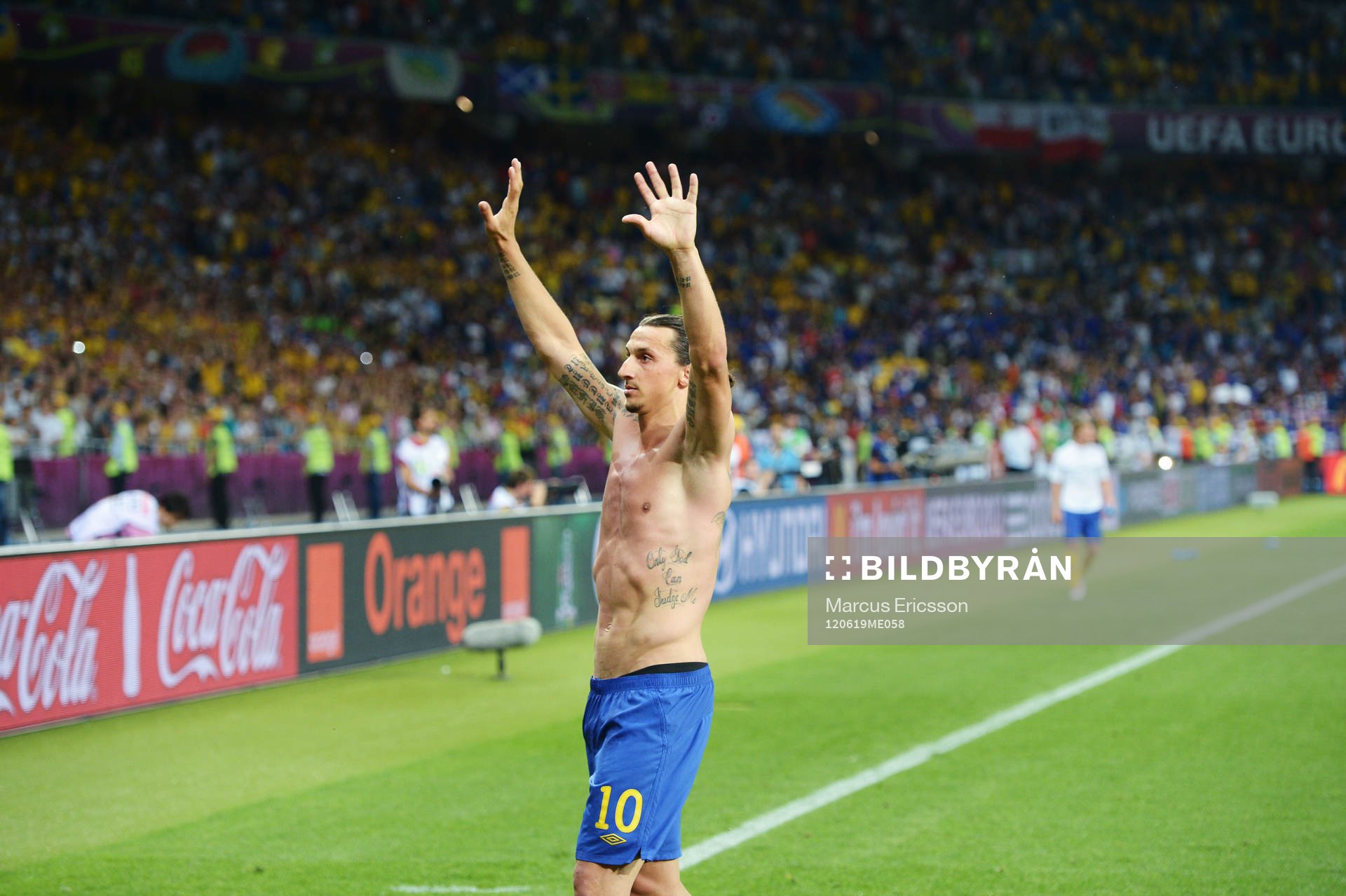 Zlatan Ibrahimovic, Sverige, jublar mot de svenska fansen