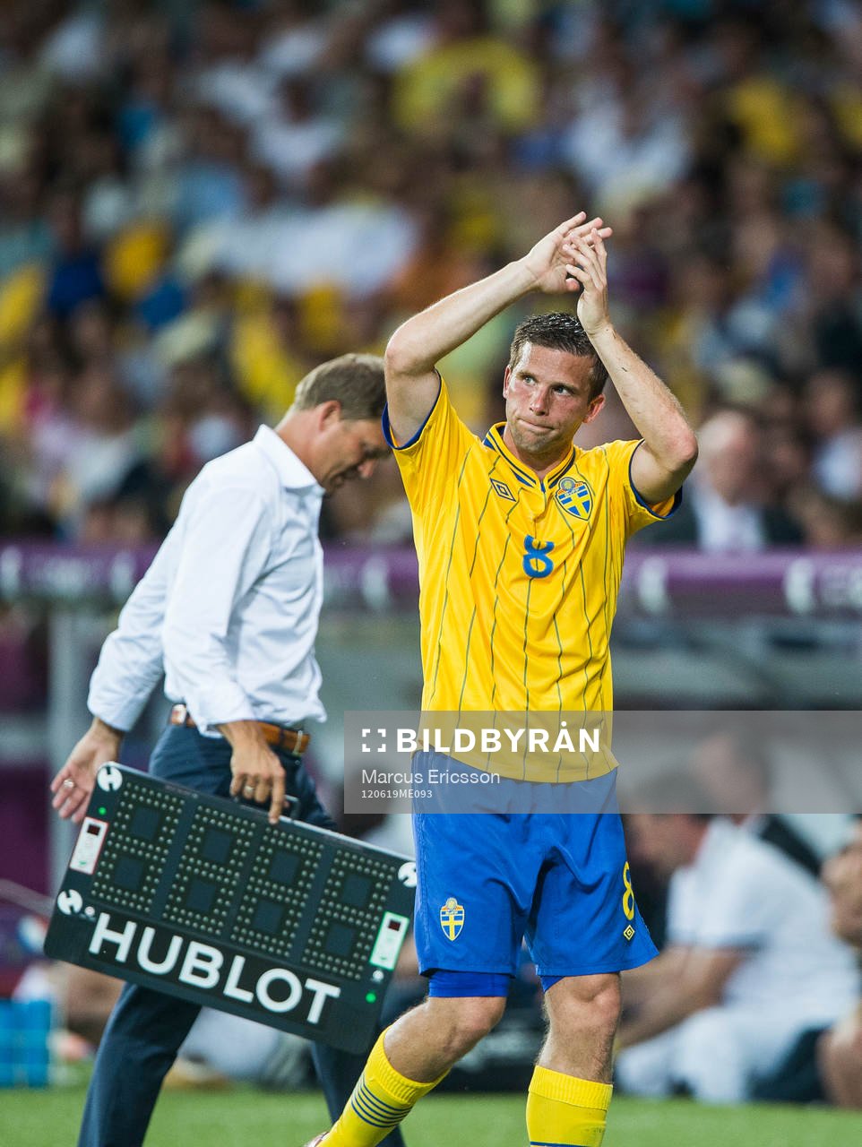 Anders Svensson tackar för sig när han byts ut