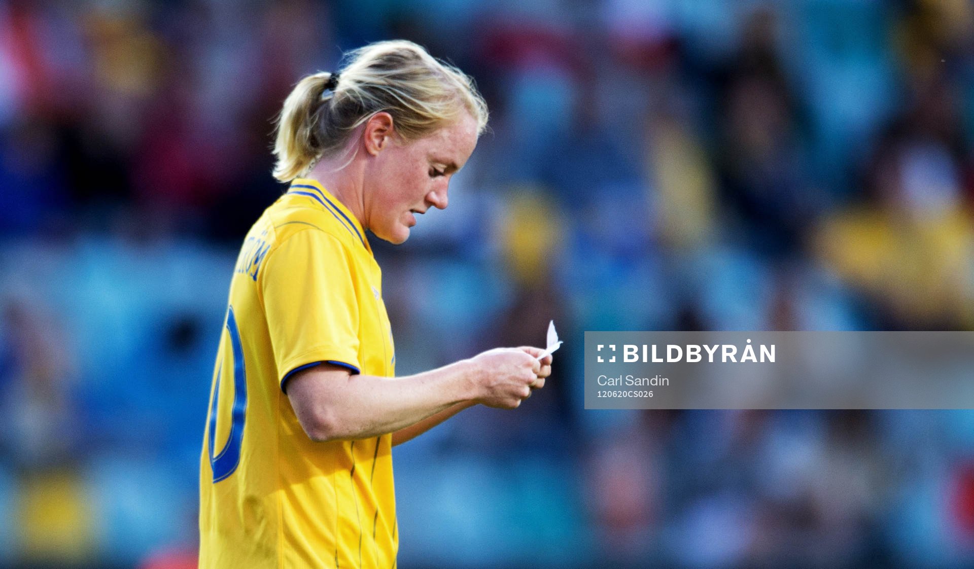Marie Hammarström, Sverige, läser instruktioner från