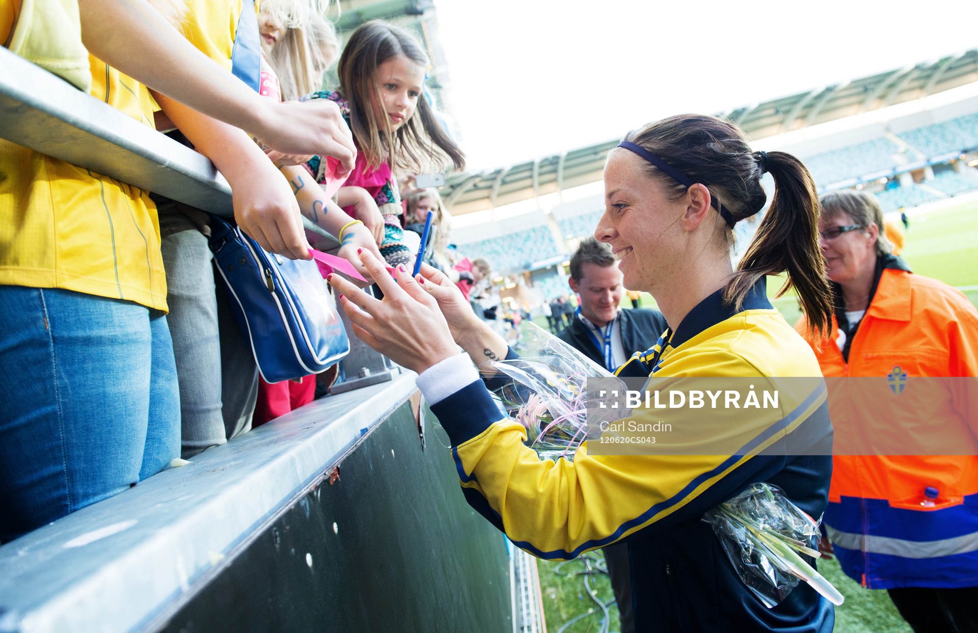 Lotta Schelin, Sverige, skriver autografer