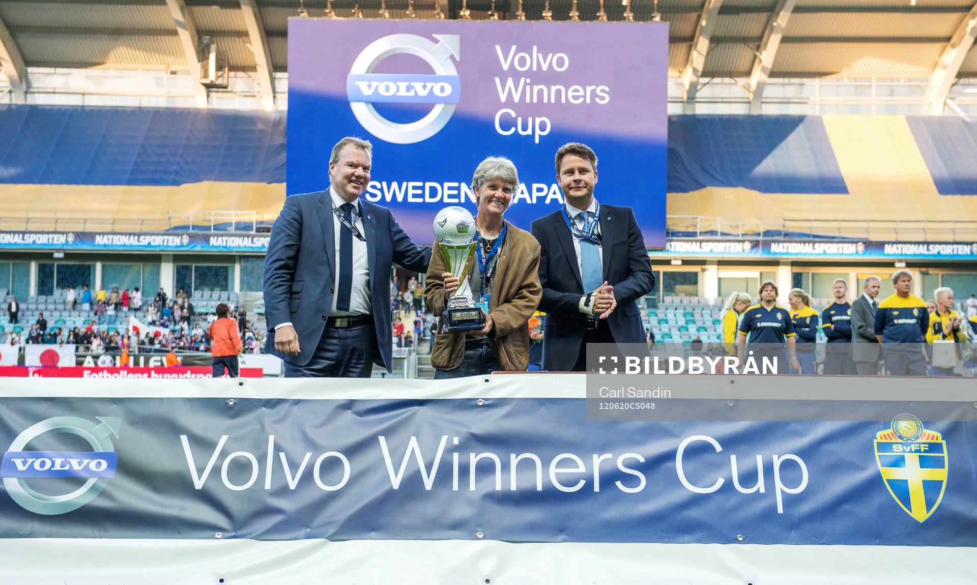  Karl-Erik Nilsson, ordförande Svenska fotbollförbundet, Pia Sundhage, förbundskapten, USA, vinnare Volvo Winners Cup, Anders Gustafsson, VD Volvo.