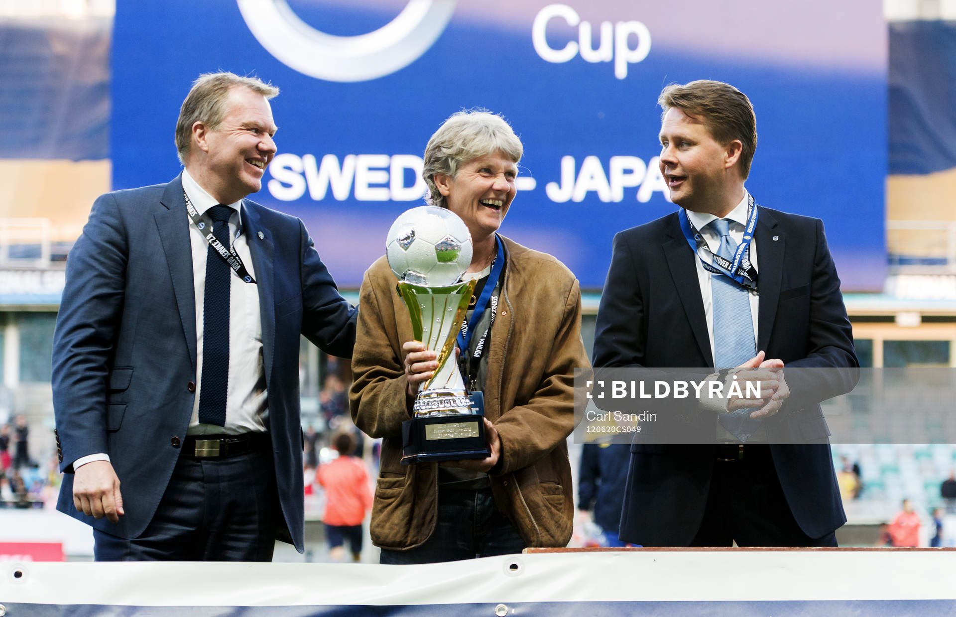 Karl-Erik Nilsson, ordförande Svenska fotbollförbundet, Pia Sundhage, förbundskapten, USA, vinnare Volvo Winners Cup, Anders Gustafsson, VD Volvo, jubel.