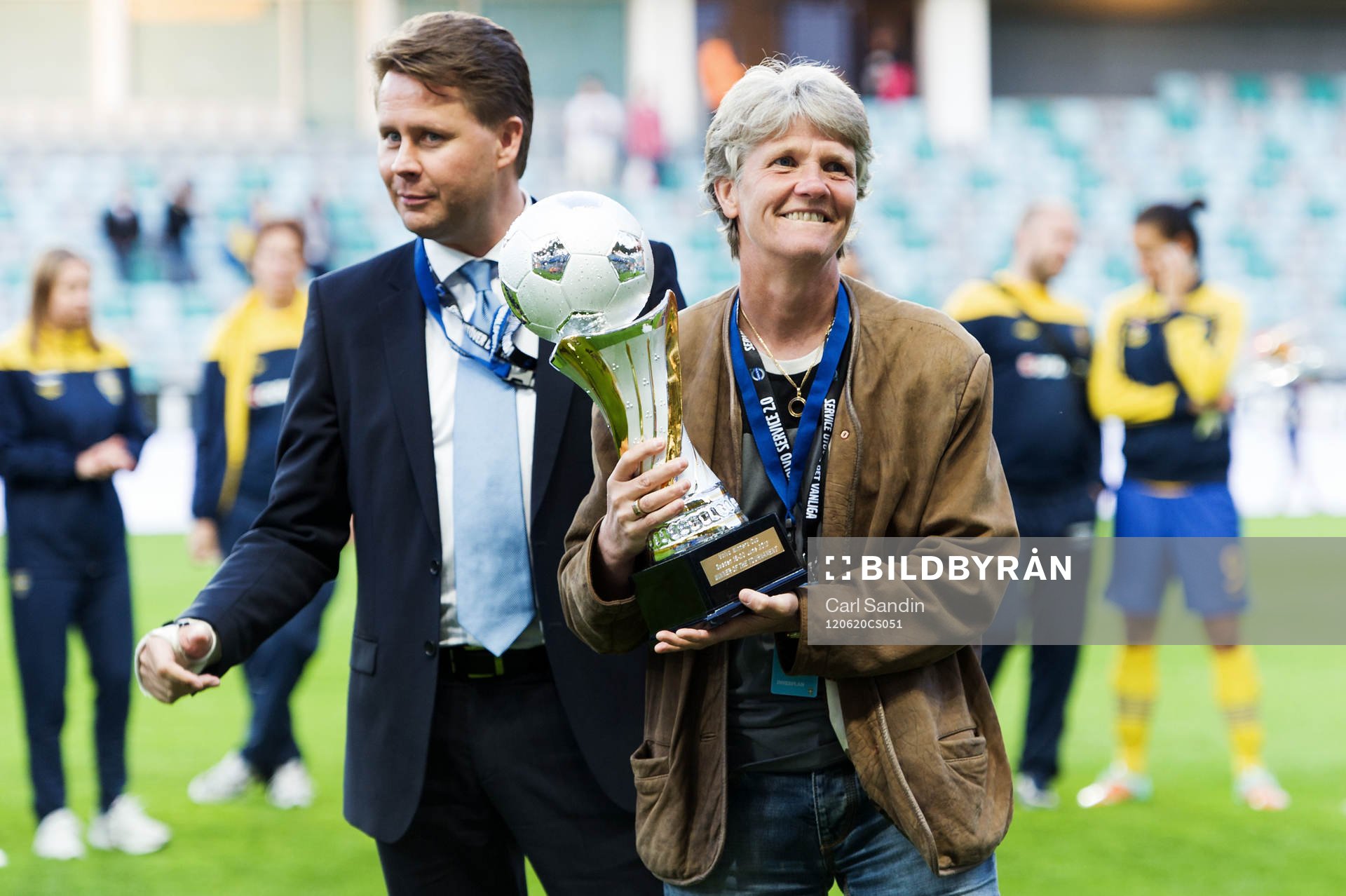  Anders Gustafsson, VD Volvo, delar ut förstapriset till Pia Sundhage, förbundskapten, USA, jubel.