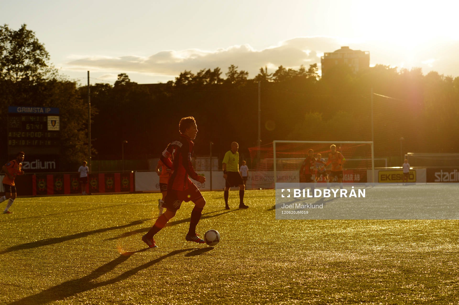 Ludwig Augustinsson, Brommapojkarna, håller i bollen när
