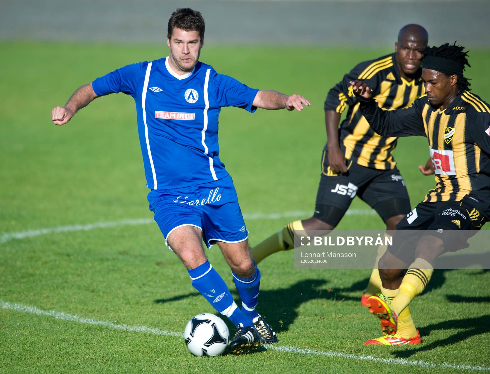 F. IFK-spelaren Henrik Edfors mot Ayanda Nkili och Andile