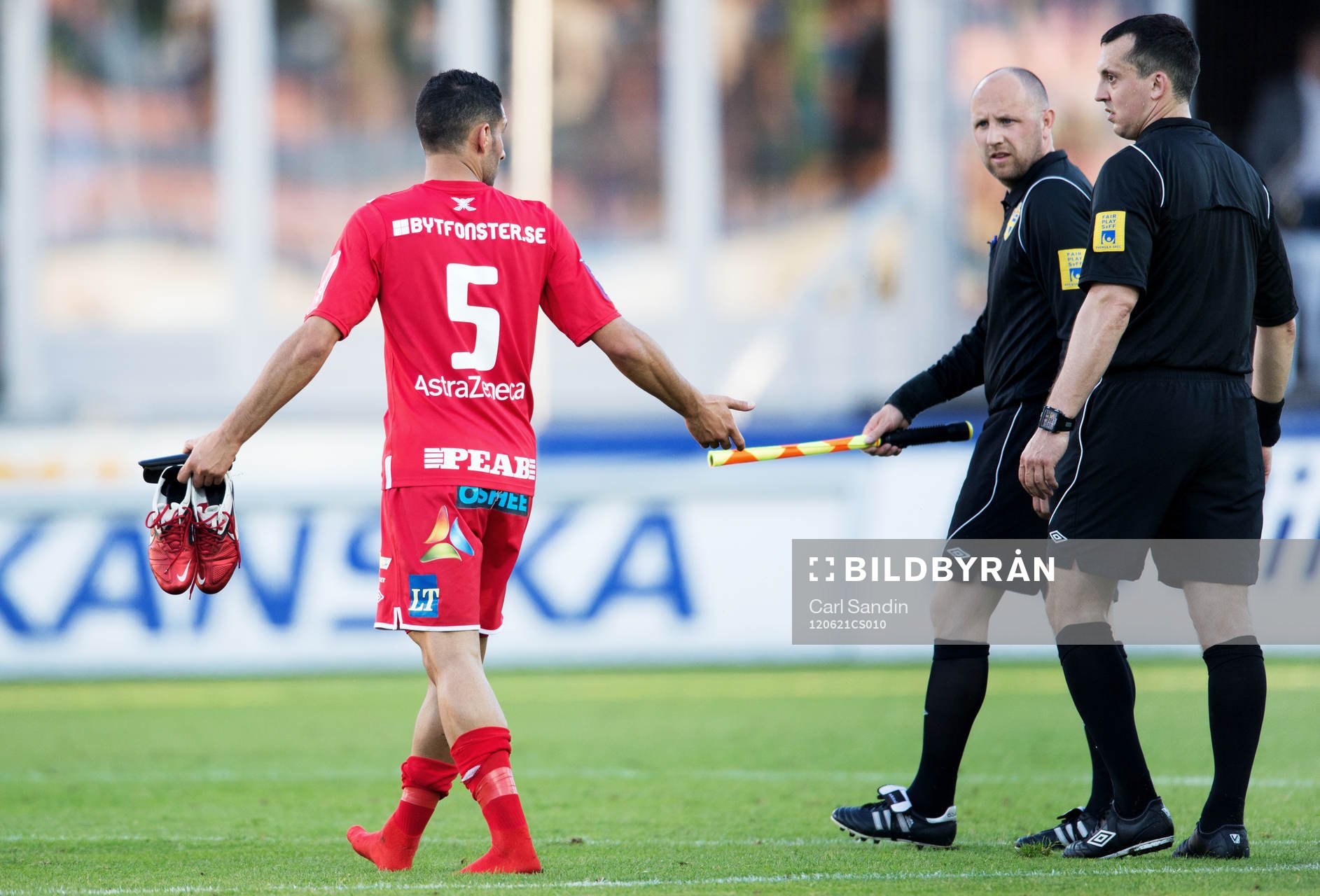 David Durmaz, Assyriska, är framme och pratar med domare