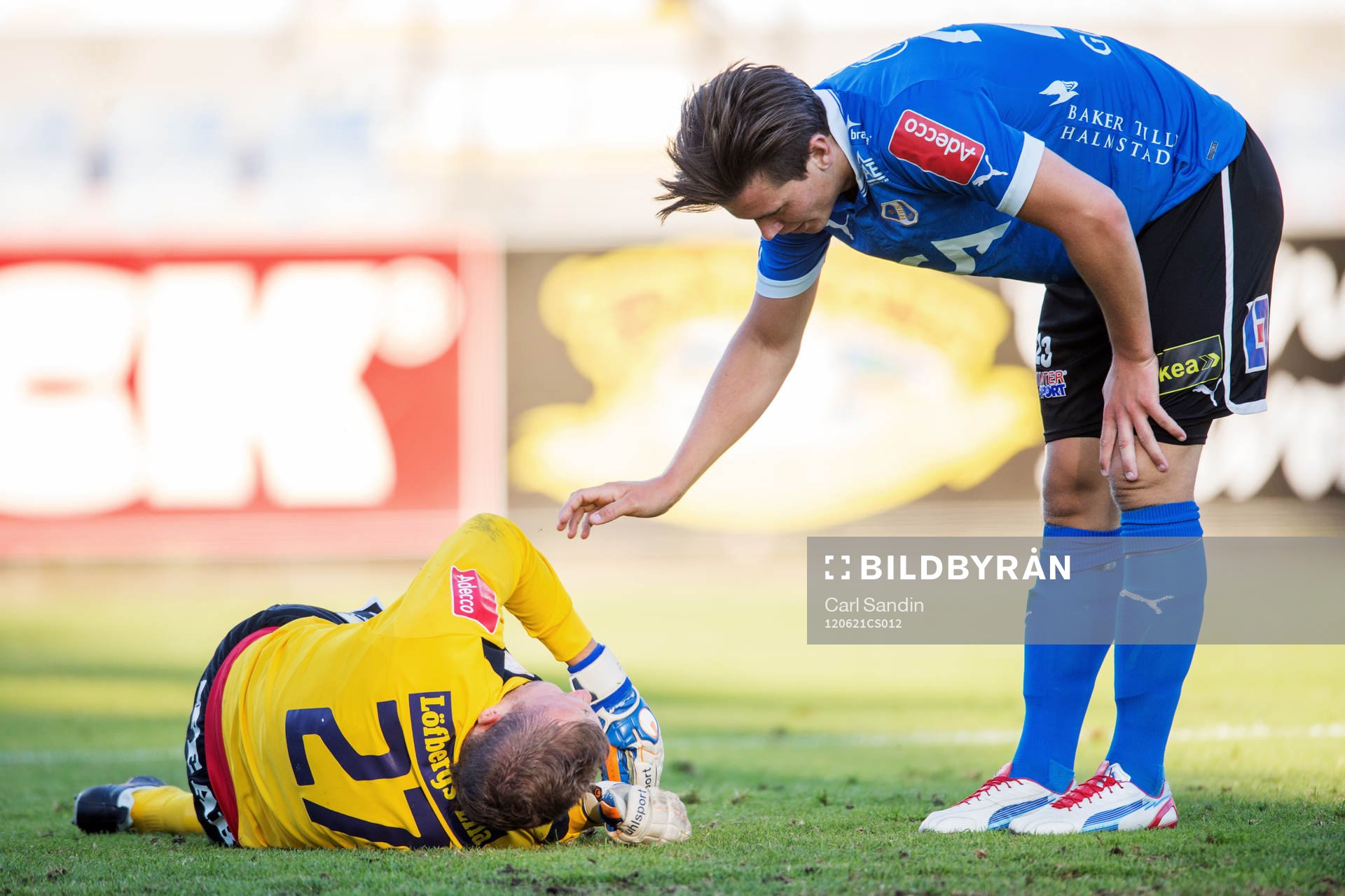 Marcus Antonsson, Halmstad, är framme och ber om ursäkt
