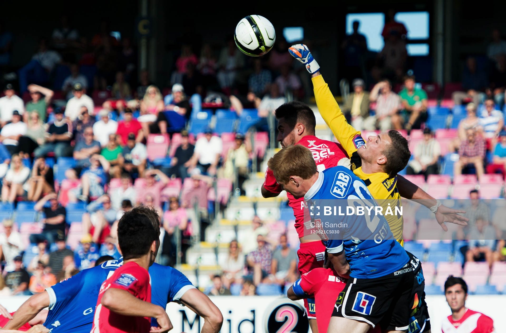 Robin Malmkvist, målvakt, Assyriska, boxar ut bollen