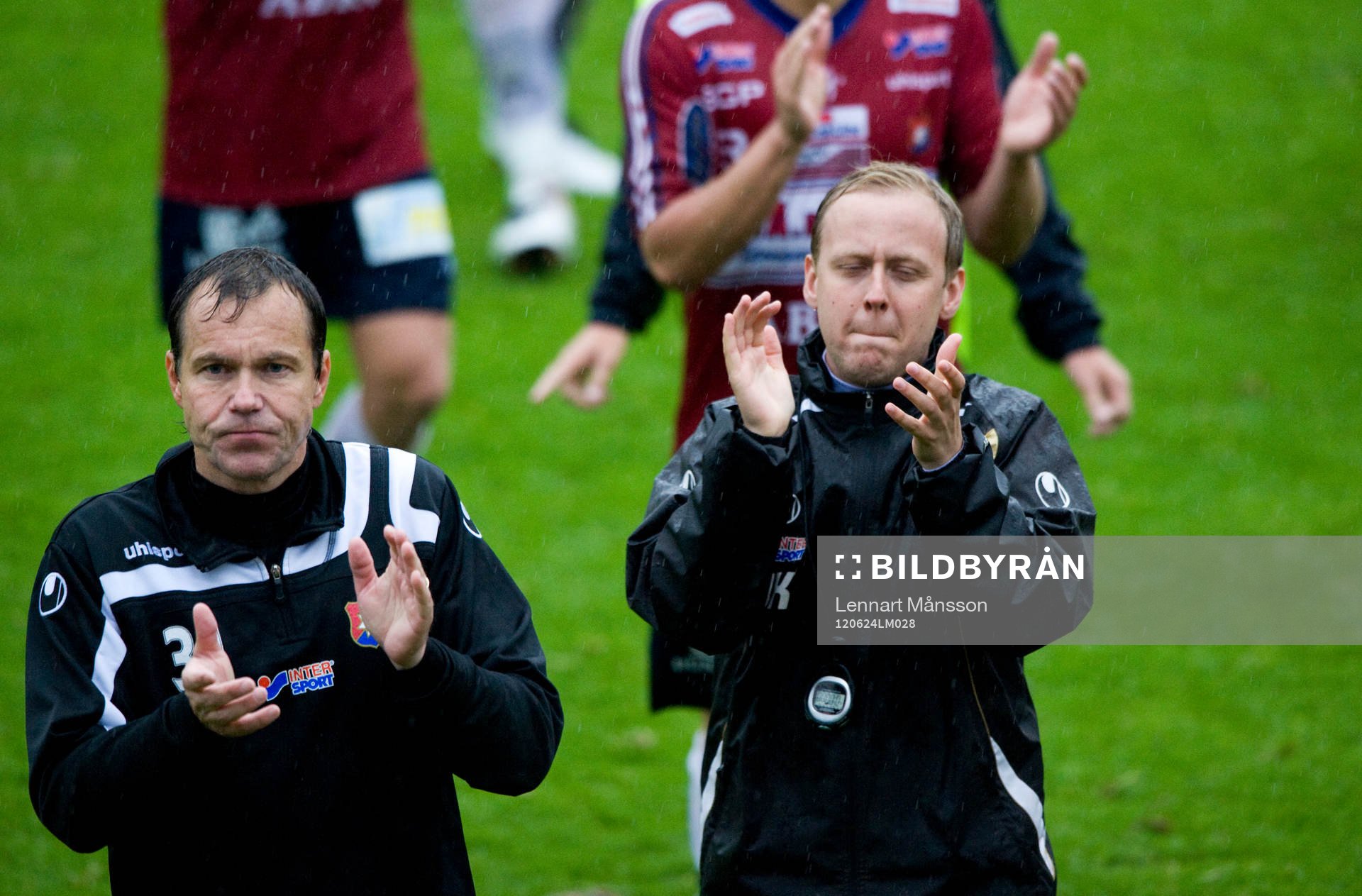  Hans Prytz och Jonas Karlén, tränare, Örgryte, tackar fansen