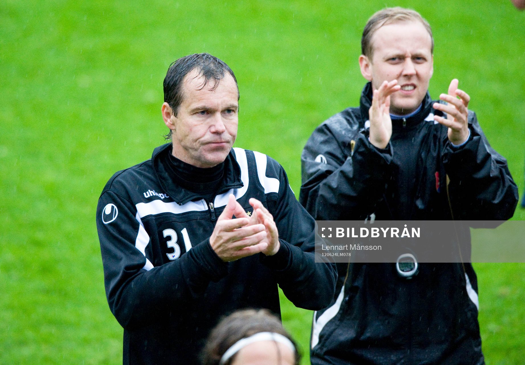  Hans Prytz och Jonas Karlén, tränare, Örgryte, tackar fansen