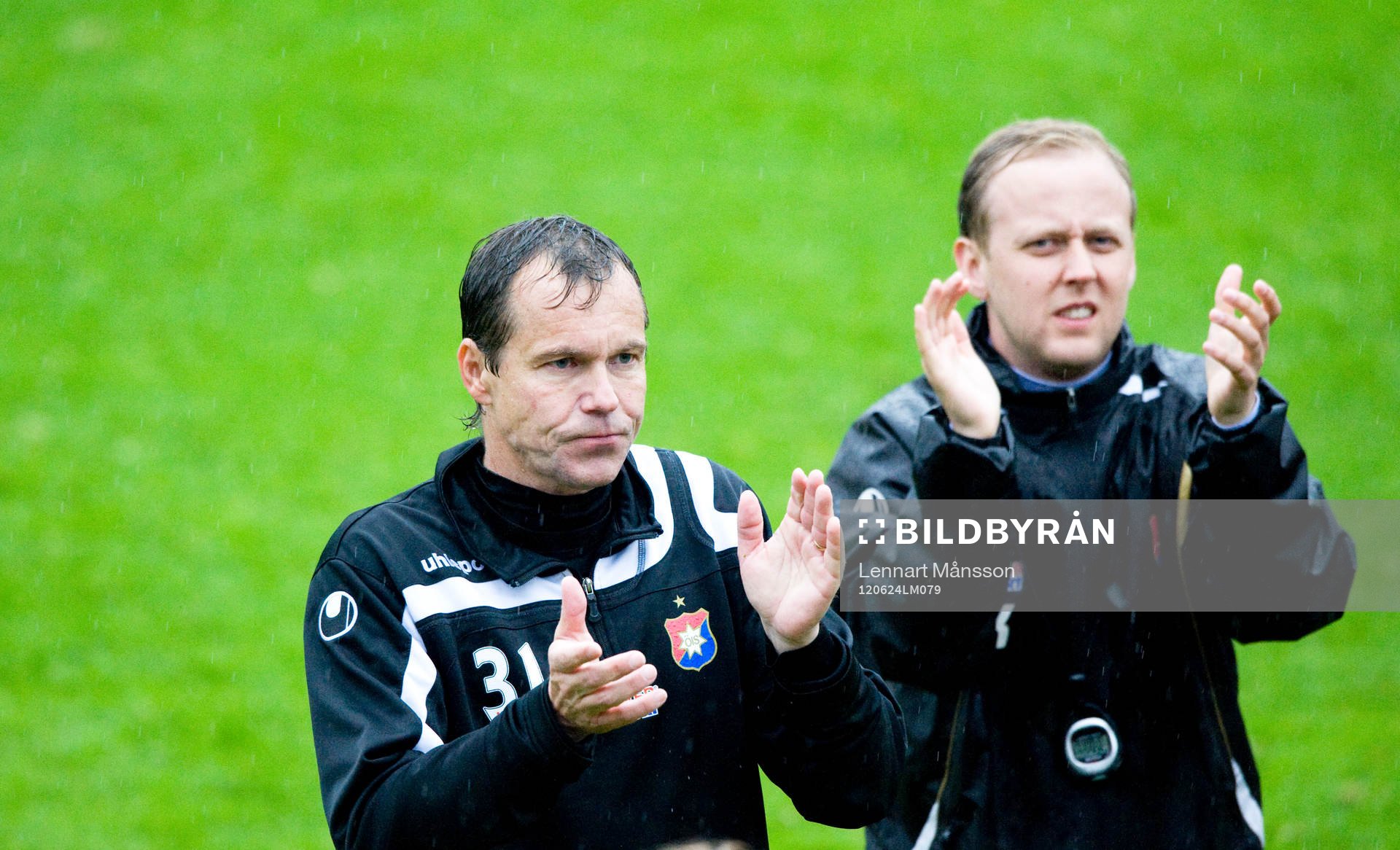  Hans Prytz och Jonas Karlén, tränare, Örgryte, tackar fansen