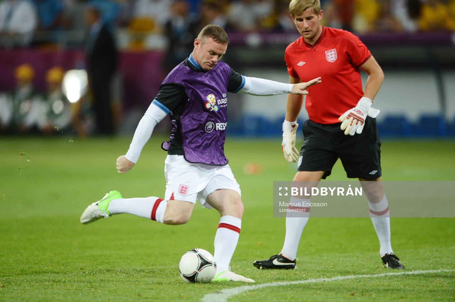 Wayne Rooney, England, värmer upp