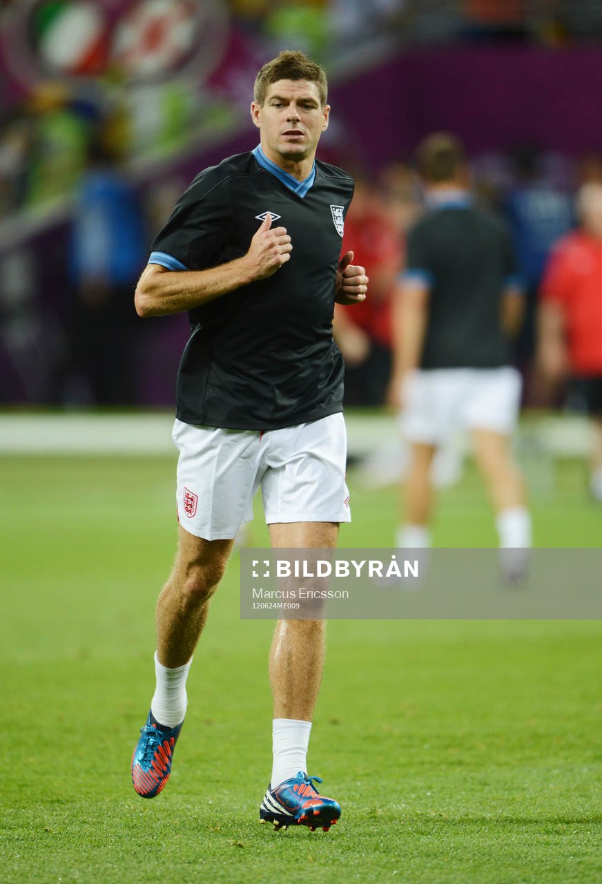 Steven Gerrard, England, värmer upp