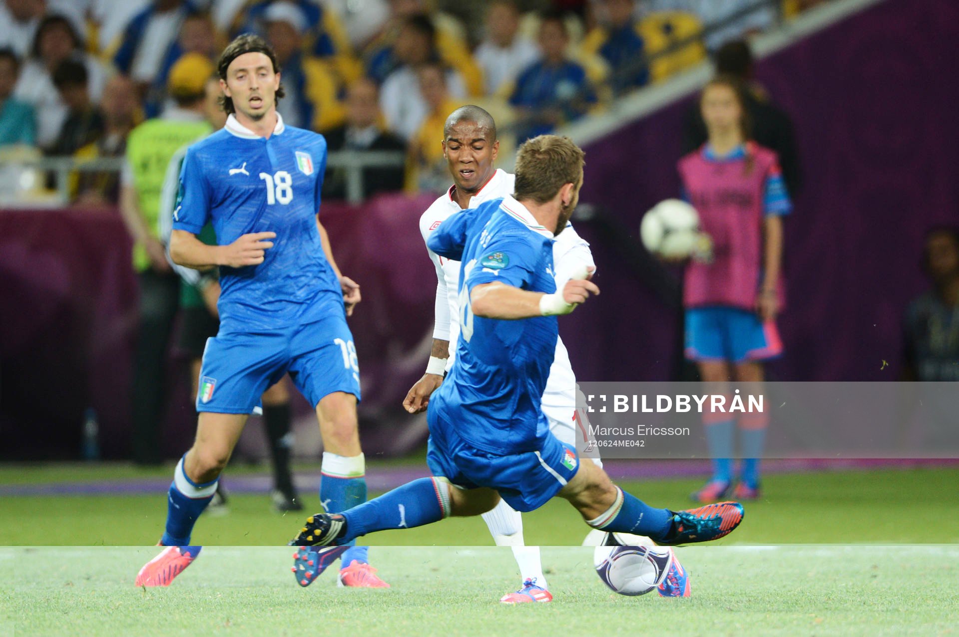 Riccardo Montolivo, Italien och Ashley Cole, England